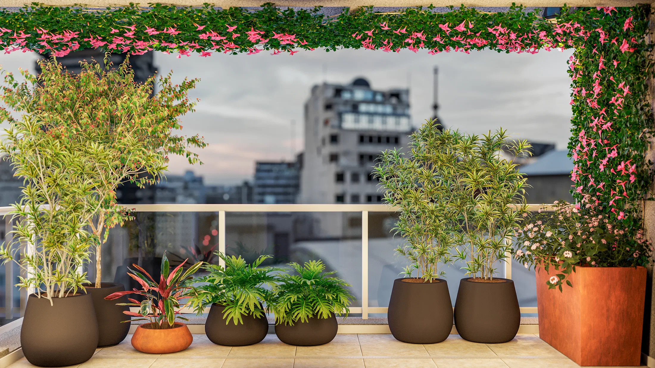 Terraço com fileira de vasos escuros de arbustos e folhagens, sob trepadeira florida em rosa, com o skyline da cidade ao entardecer.