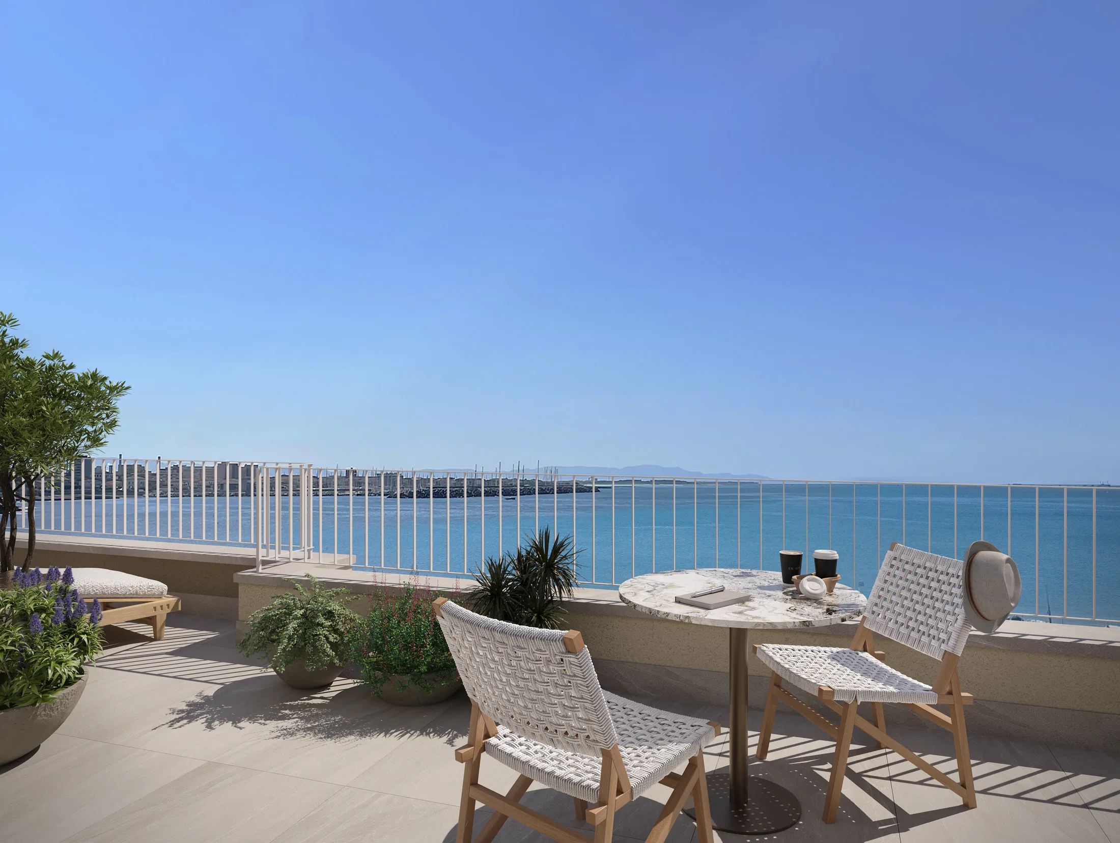 Terraço panorâmico com mesa de mármore, cadeiras trançadas e vasos, debruçado sobre a marina repleta de veleiros