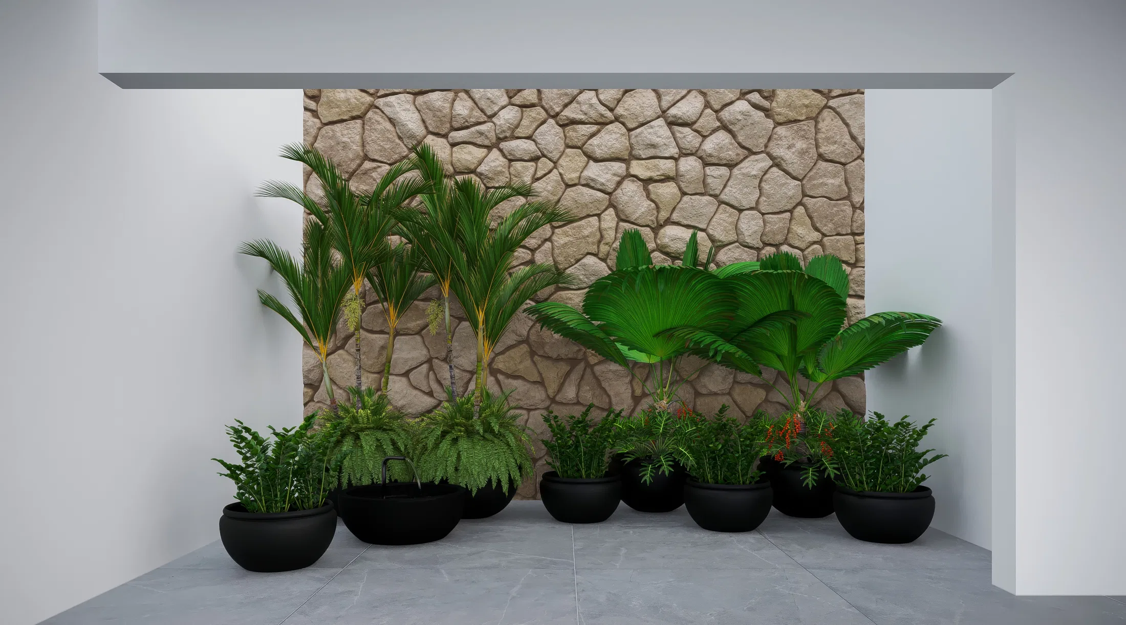 Composição de entrada com painel de pedra rústica, fileira de vasos-bacia pretos com palmeiras, samambaias e pequenas flores vermelhas