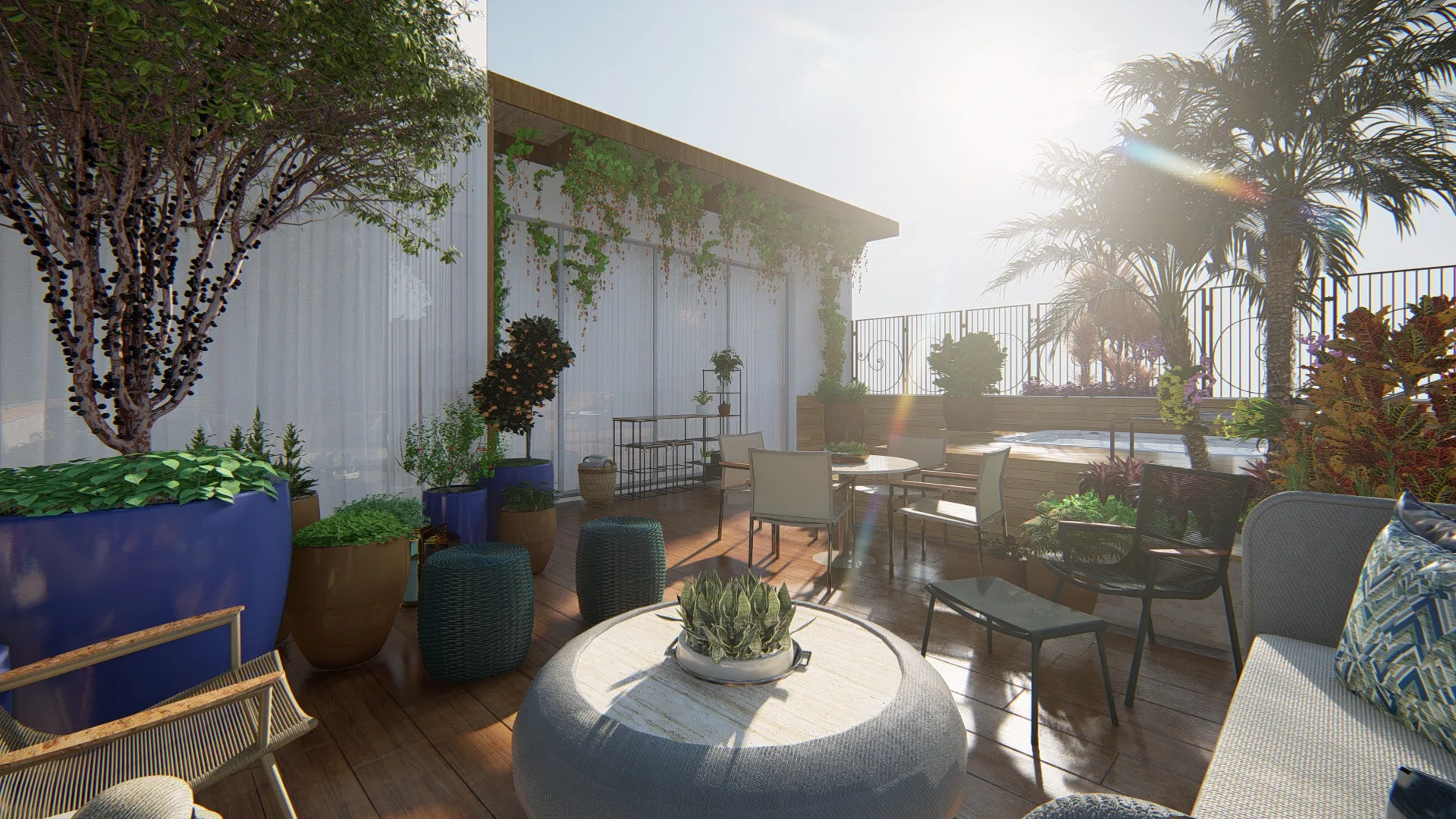 Ambiente de estar em contraluz quente, com mesa baixa trançada, jardineiras azuis, parede verde e palmeiras sobre o deck