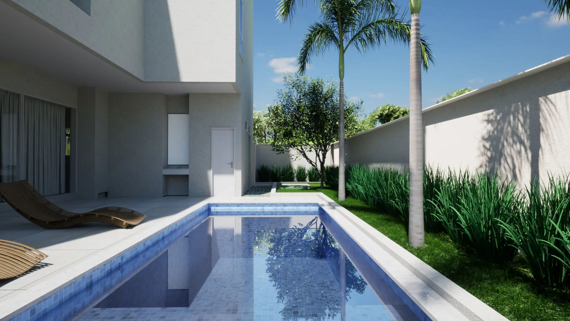 Deck de piscina rente à casa, com espreguiçadeira de madeira, troncos de palmeira e faixa de gramíneas ao pé do muro