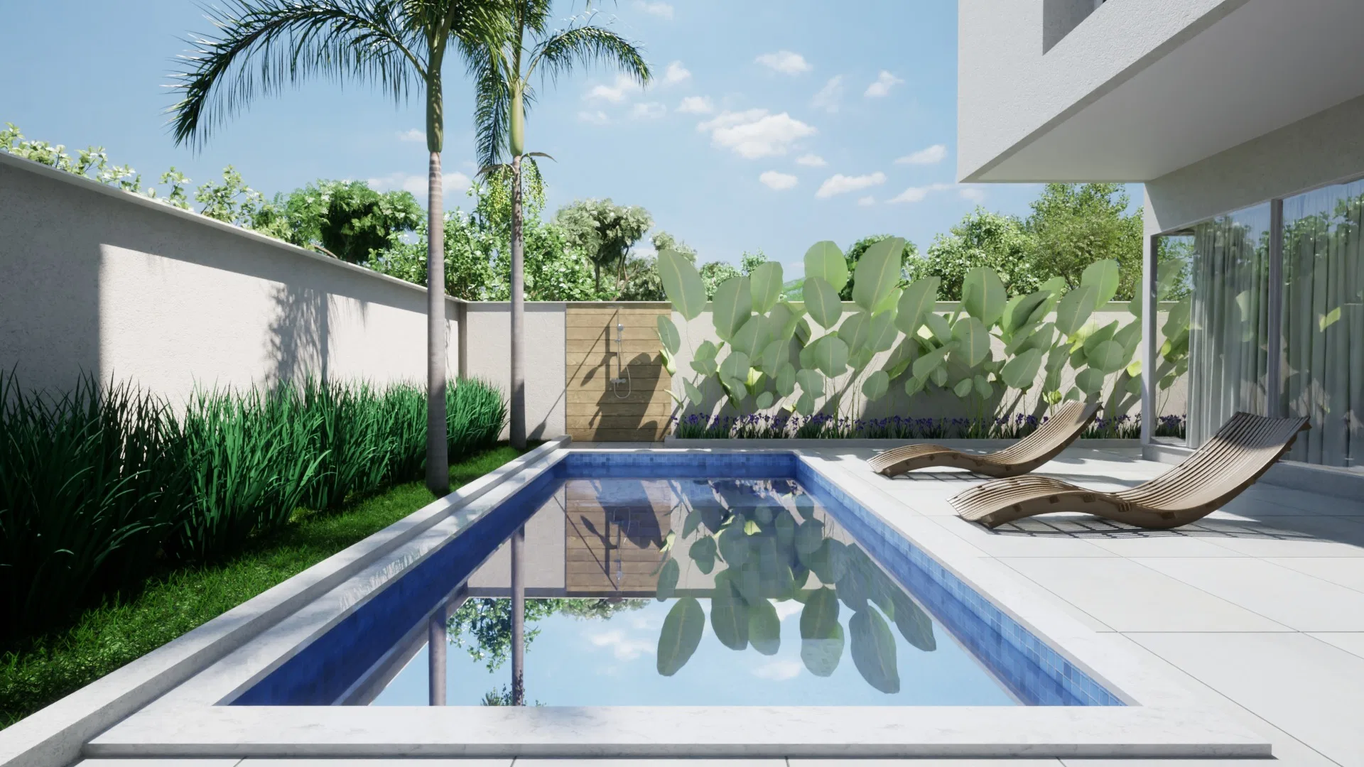 Piscina lateral com duas palmeiras, canteiro de gramíneas e muro coberto por painel de folhas de cacto sob céu azul