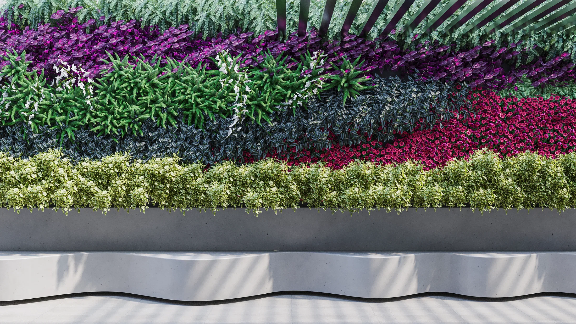 Detalhe da parede de jardim vertical com faixas de folhagens verdes, flores magenta e roxas e franja de samambaias