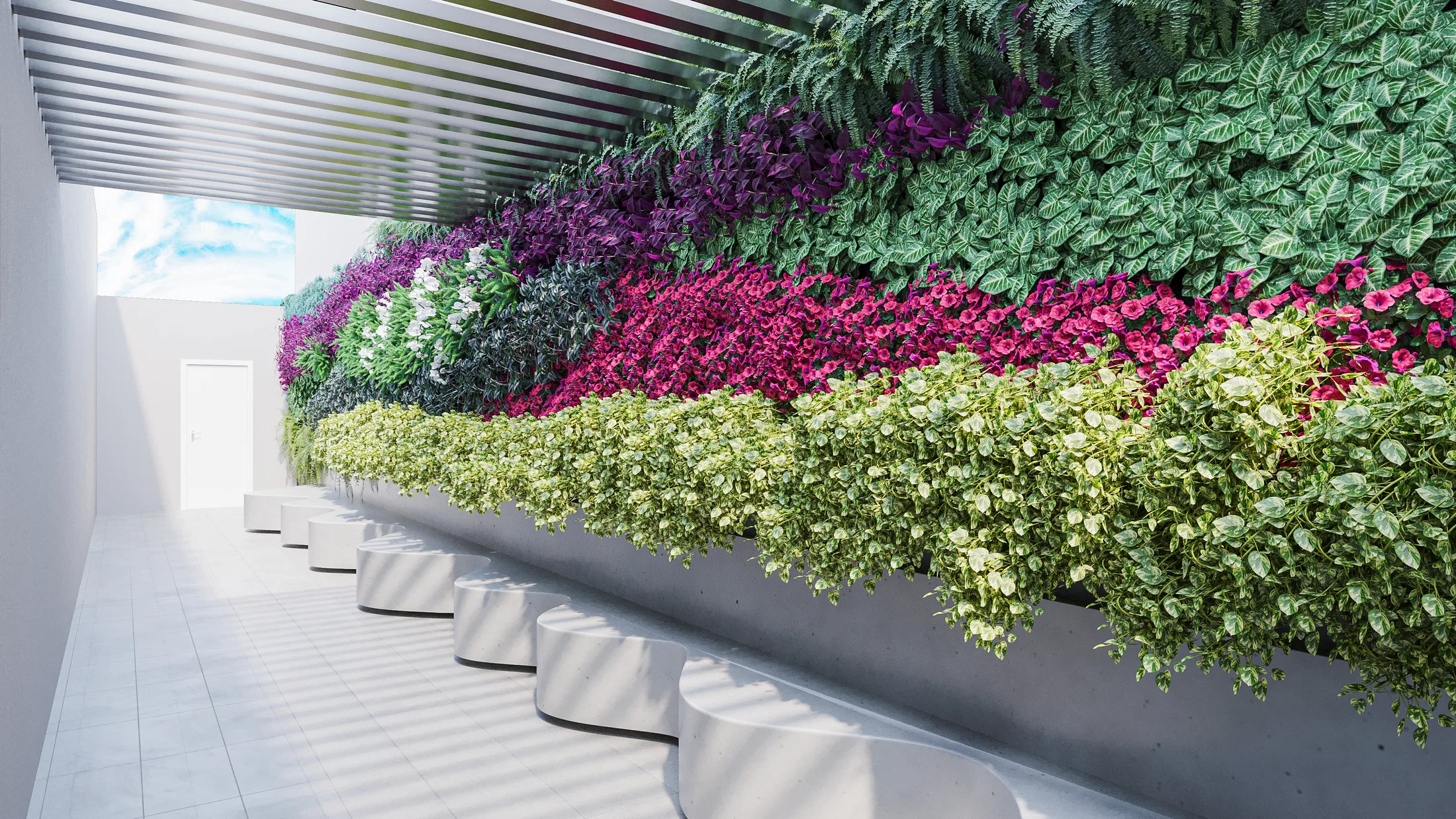 Corredor coberto com bancos brancos arredondados ao longo de parede de jardim vertical florido em tons de verde, magenta e roxo