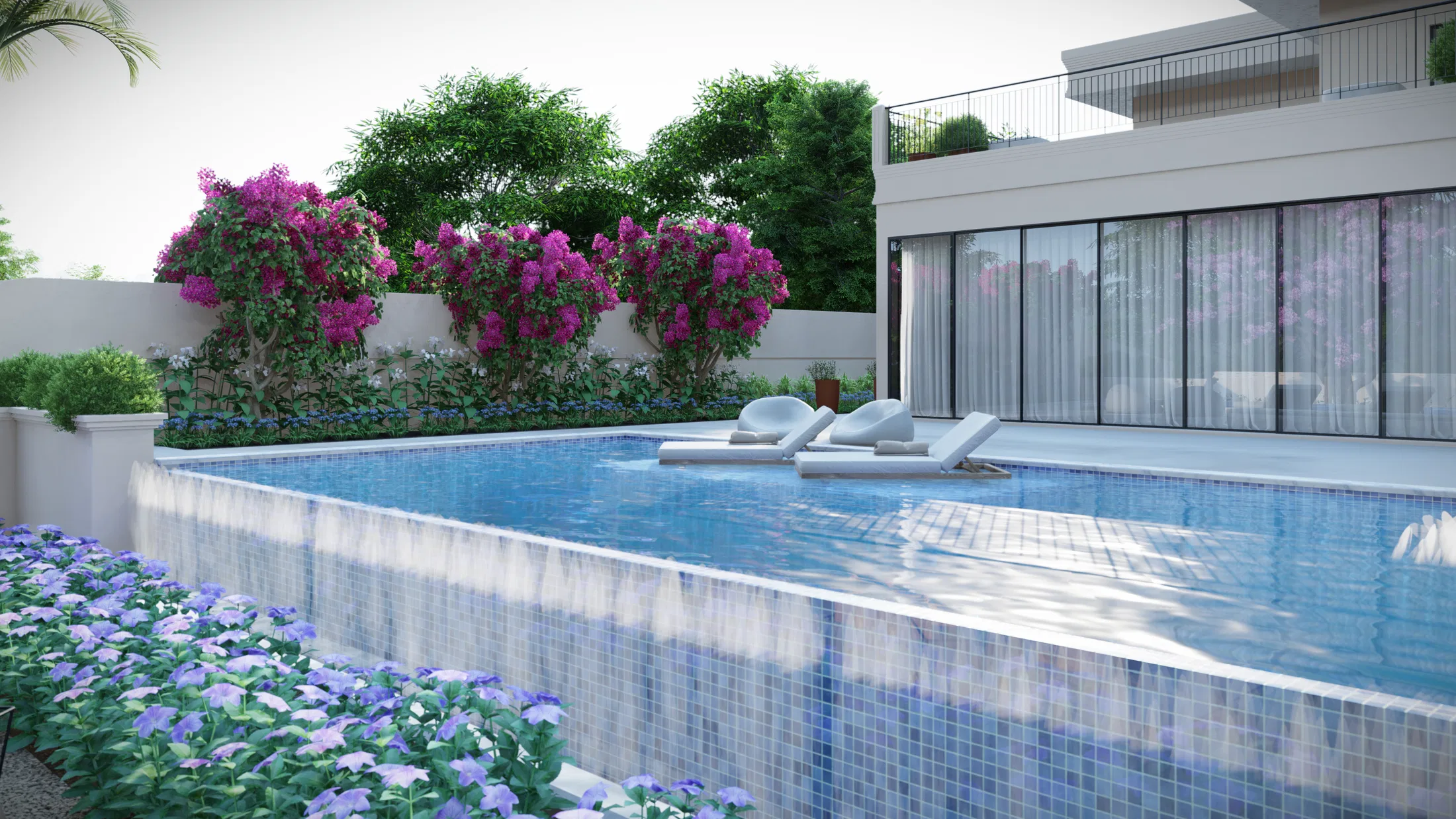 Piscina alongada de pastilha com espreguiçadeiras submersas, buganvília rosa sobre o muro e hortênsias azuis no primeiro plano