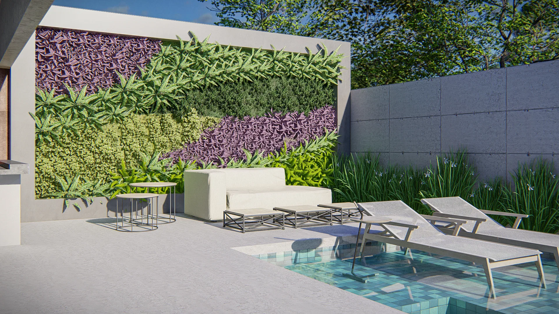 Área de lazer com piscina de borda vazada, sofá branco e mesas de apoio diante de parede de jardim vertical em mosaico de tons verdes e roxos