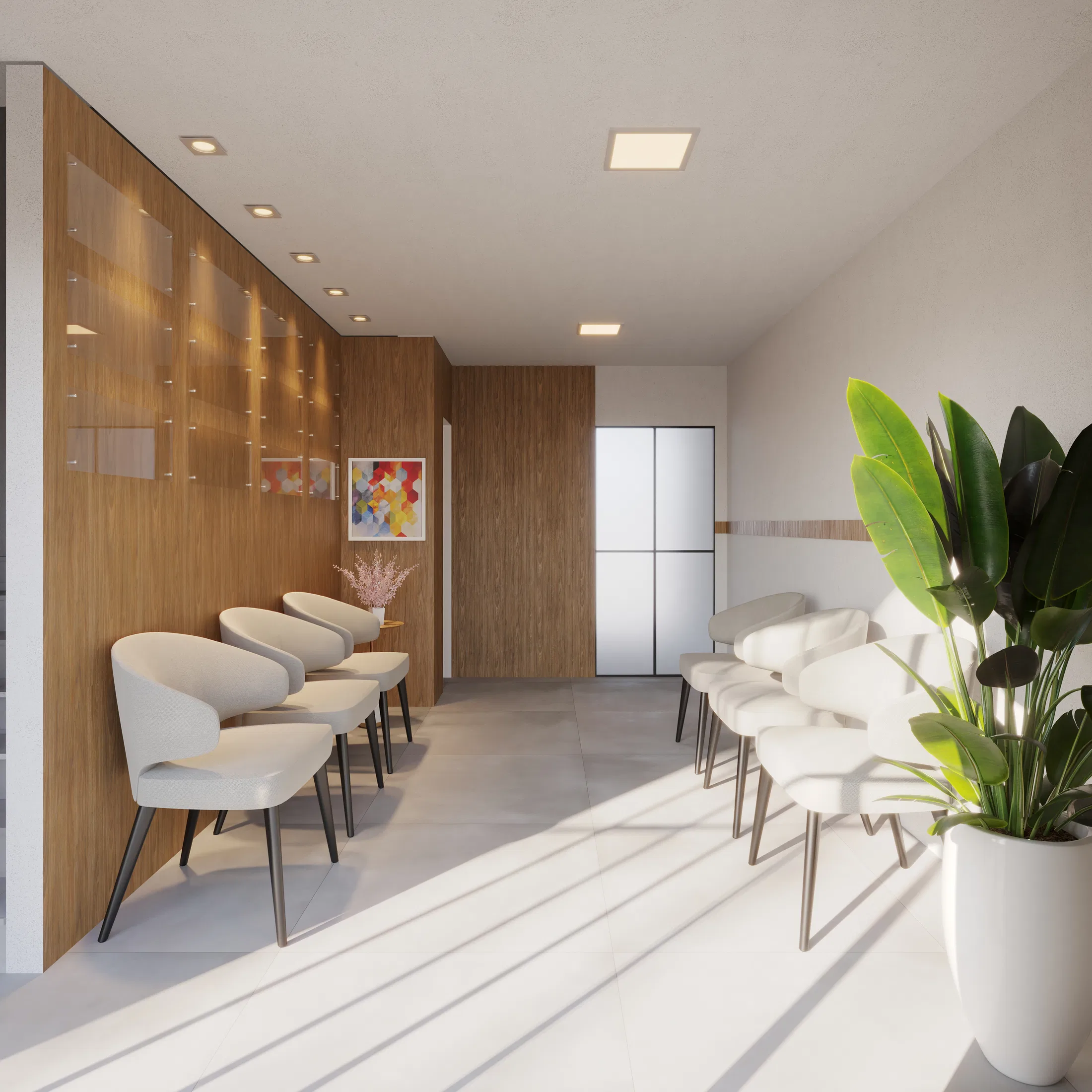 Sala de espera com poltronas estofadas cinza-claro em fileira contra parede de madeira, quadro colorido emoldurado e vaso com planta natural ao fundo
