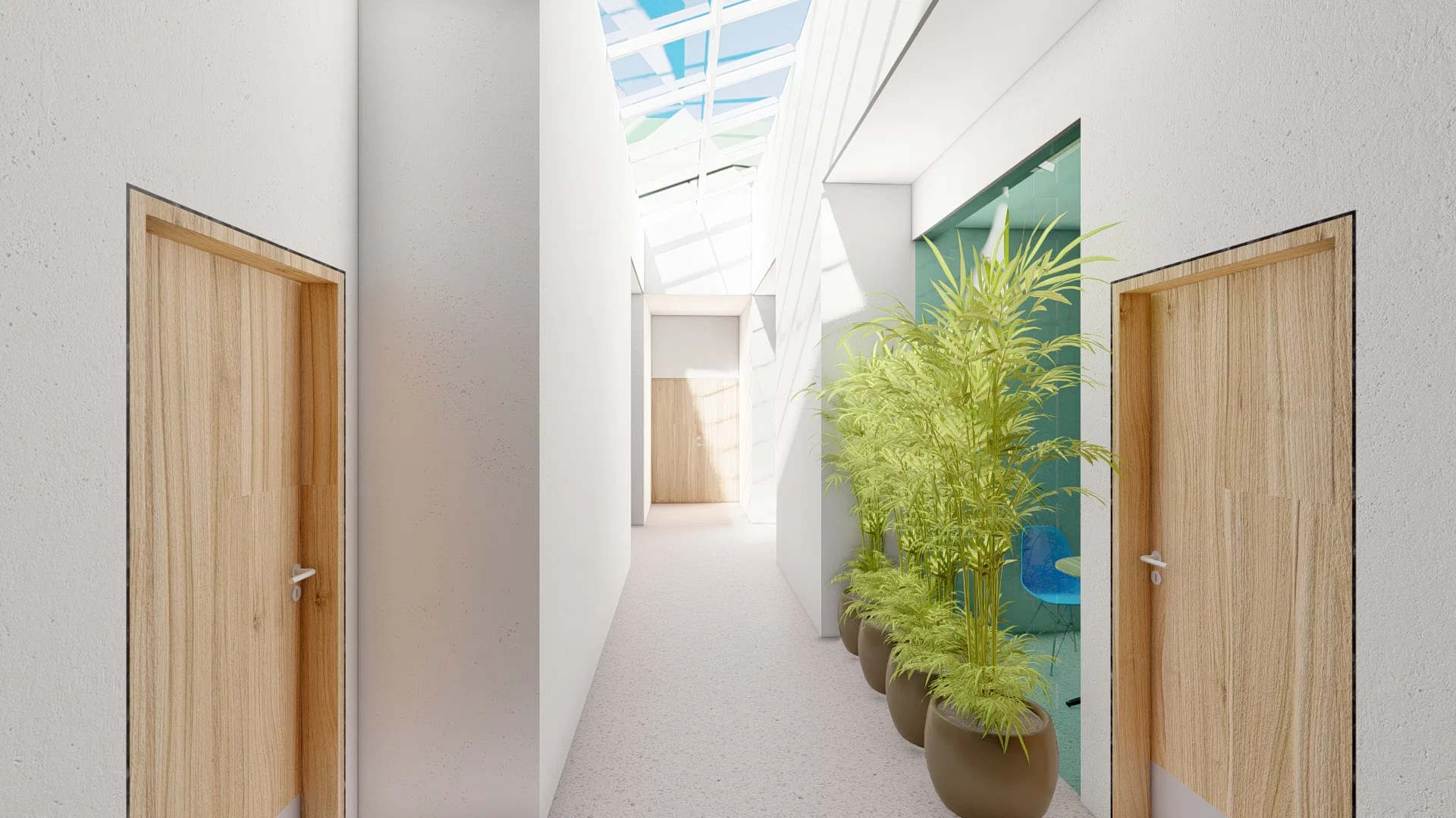 Corredor interno de teto alto com clarabóia linear, portas de madeira dos dois lados e uma fileira de vasos de bambu junto a uma parede verde-água