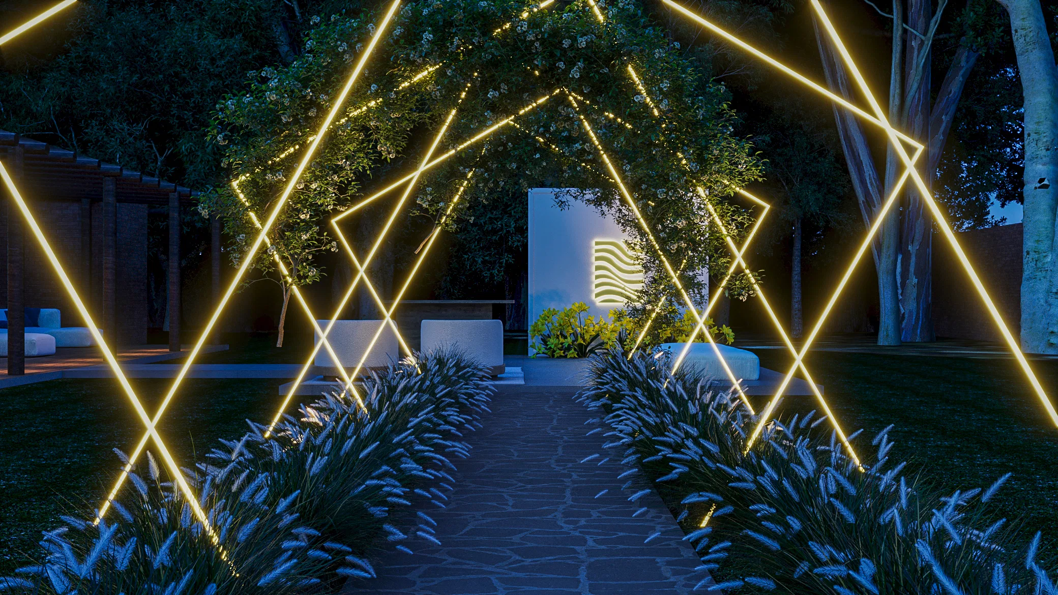 Passarela de pedra no jardim à noite, ladeada por gramíneas iluminadas e um arco de linhas de luz amarela entre as árvores