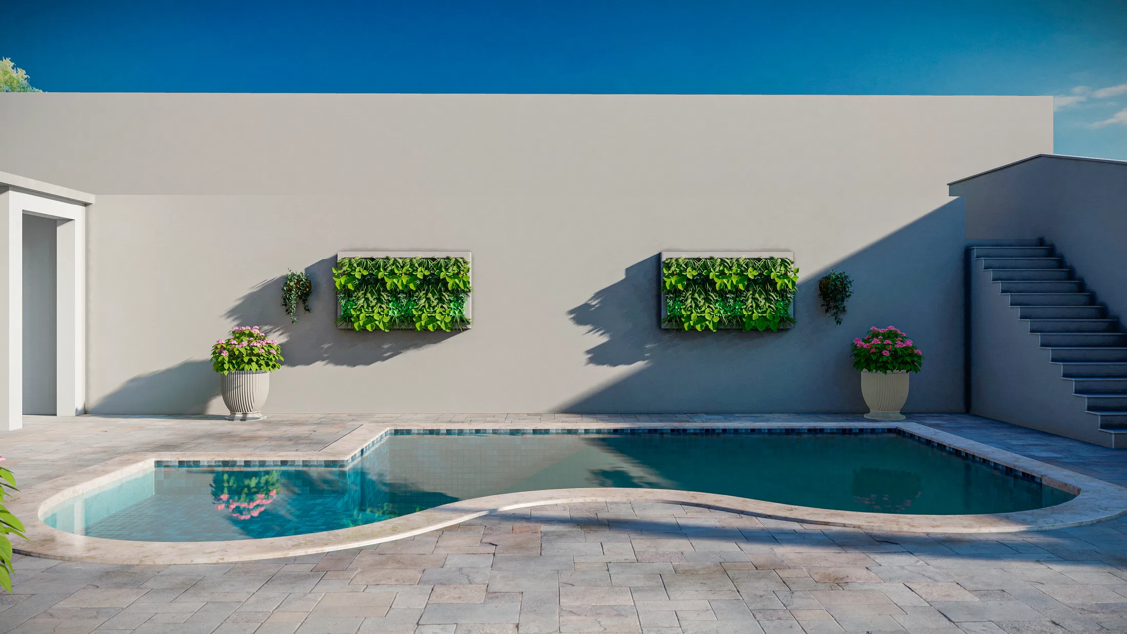Área de piscina de formato orgânico com borda em pastilha, dois quadros de jardim vertical no muro claro, vasos clássicos floridos e piso em pedra bege