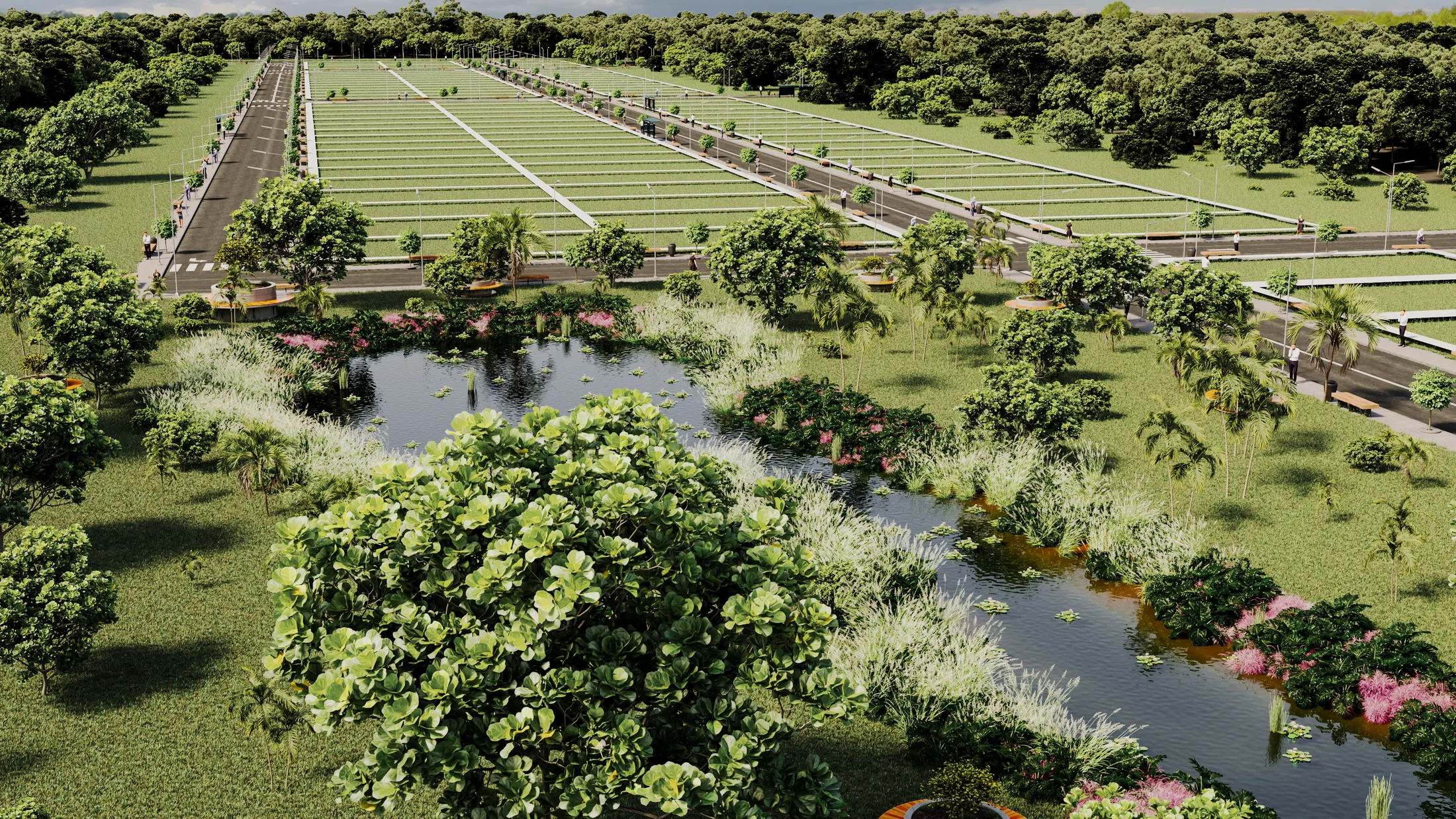Lago naturalizado em primeiro plano com vegetação aquática e flores rosadas, e as quadras de lotes e avenidas ao fundo entre árvores