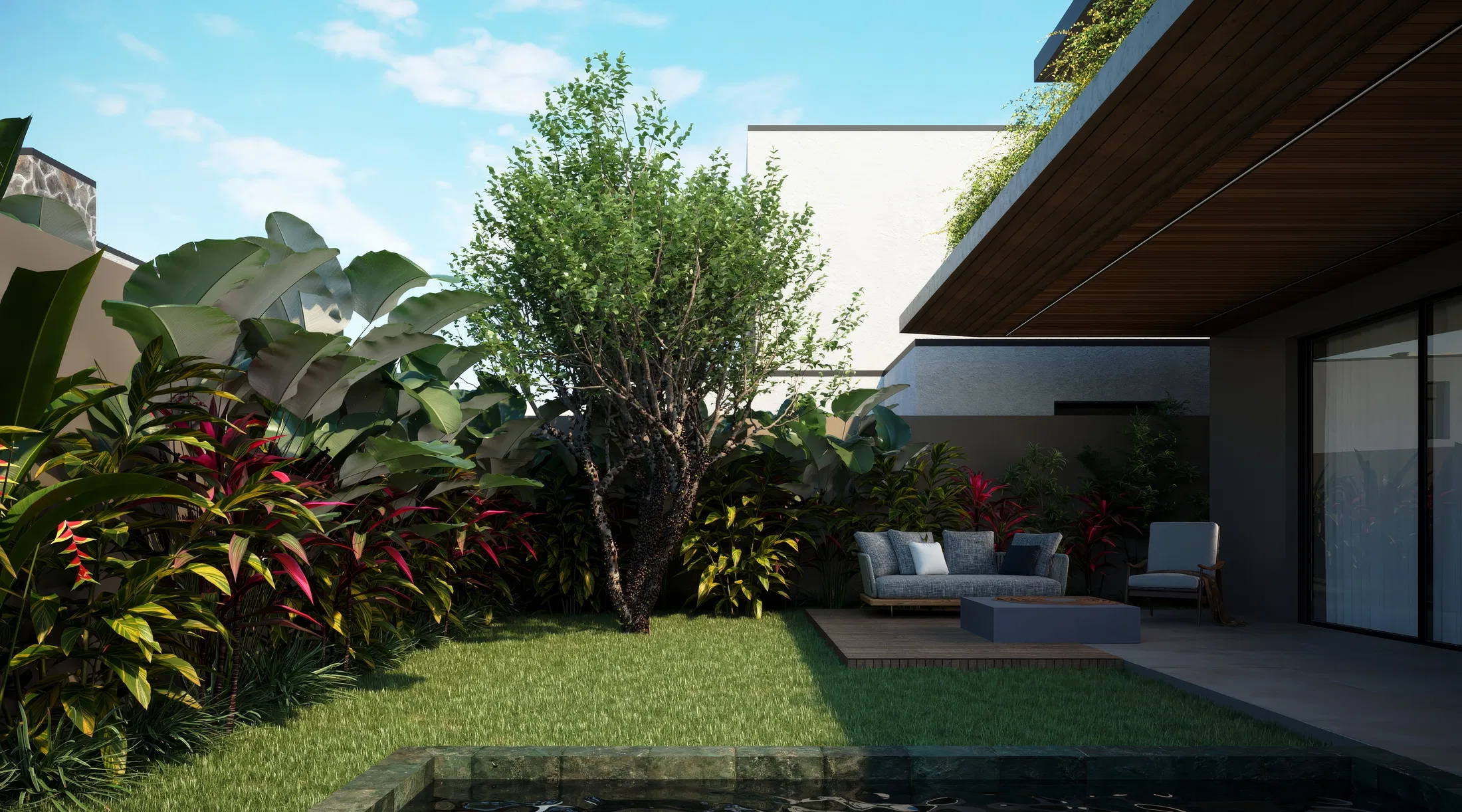 Pátio interno gramado com pequena piscina, sofá externo junto às portas de vidro e maciço de folhagens sob beiral de madeira