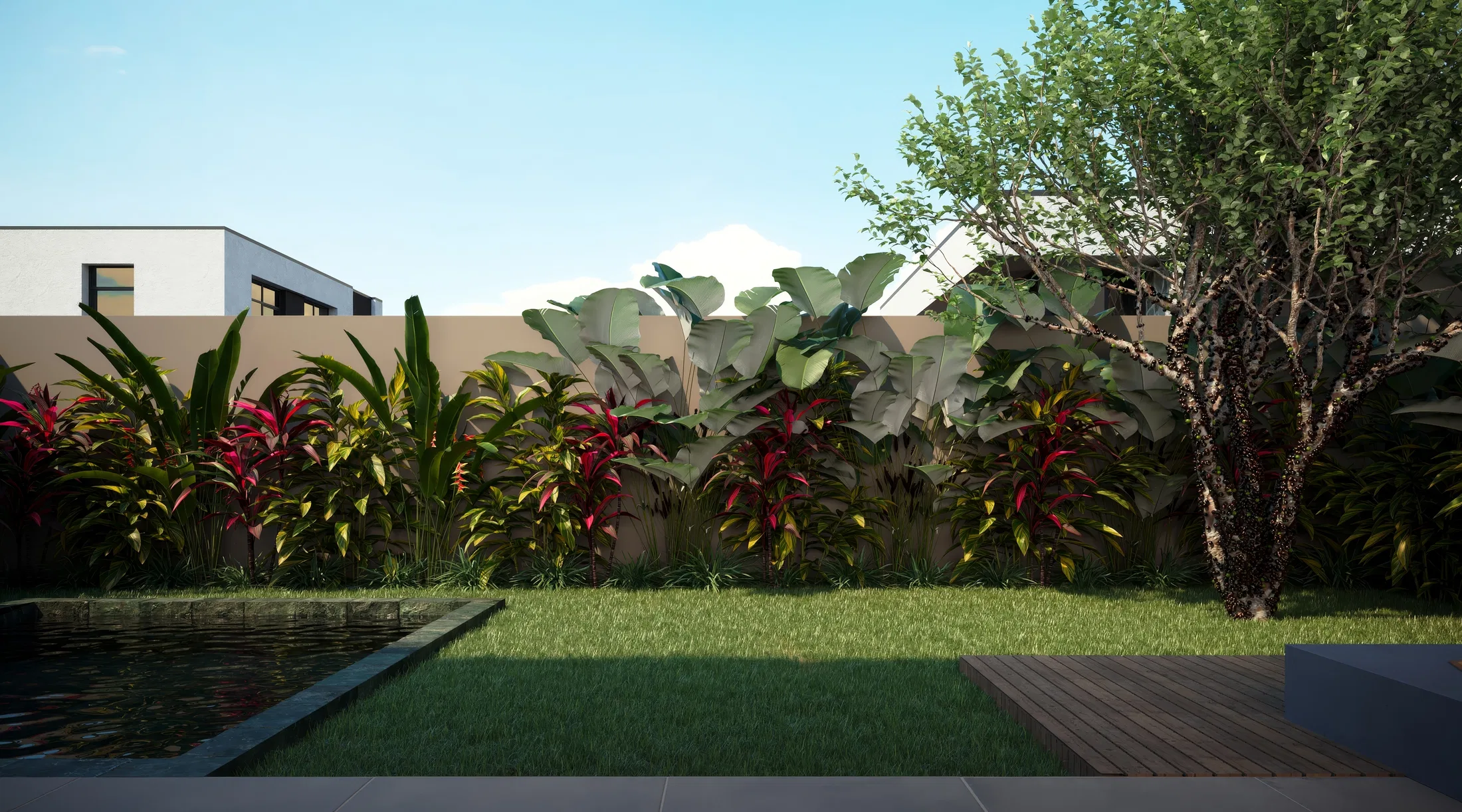 Jardim dos fundos com espelho d'água escuro, faixa de folhagens tropicais junto ao muro e borda de deck de madeira