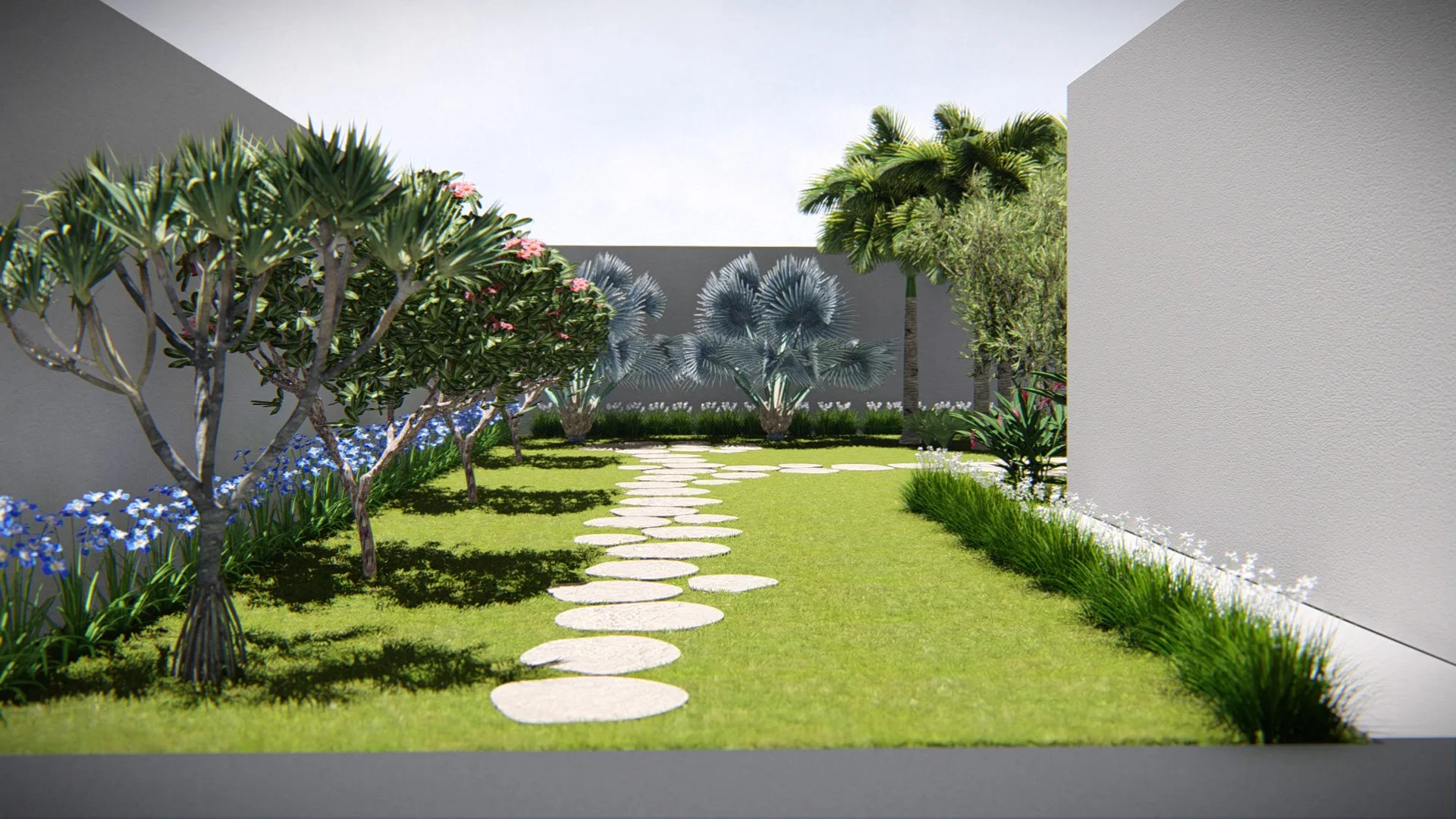 Jardim externo murado com gramado, caminho de pedras redondas, arbustos floridos em rosa e azul e palmeiras leque ao fundo