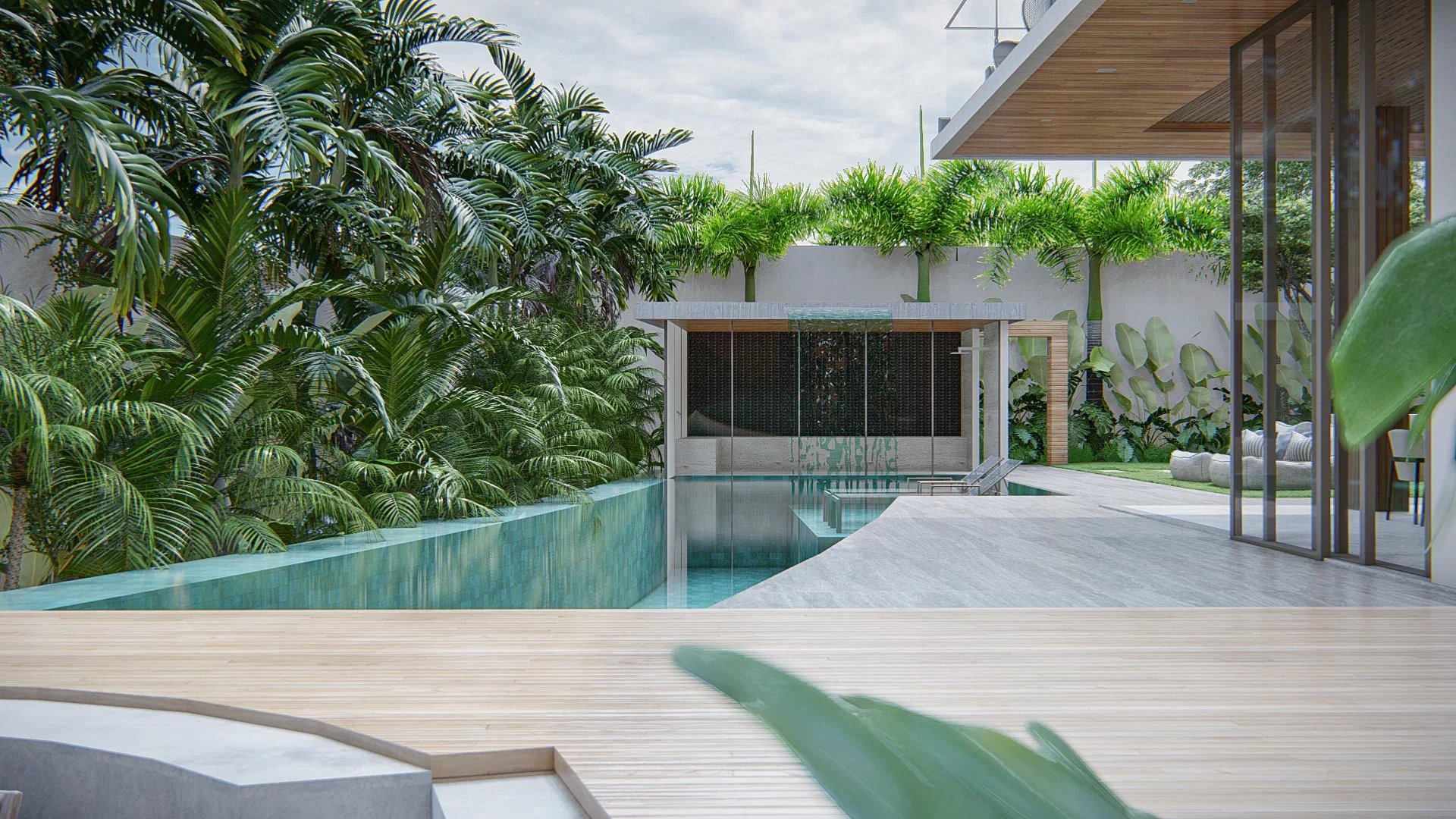 Piscina de borda espelhada com parede d'água em pedra, cercada por palmeiras e deck de madeira em primeiro plano