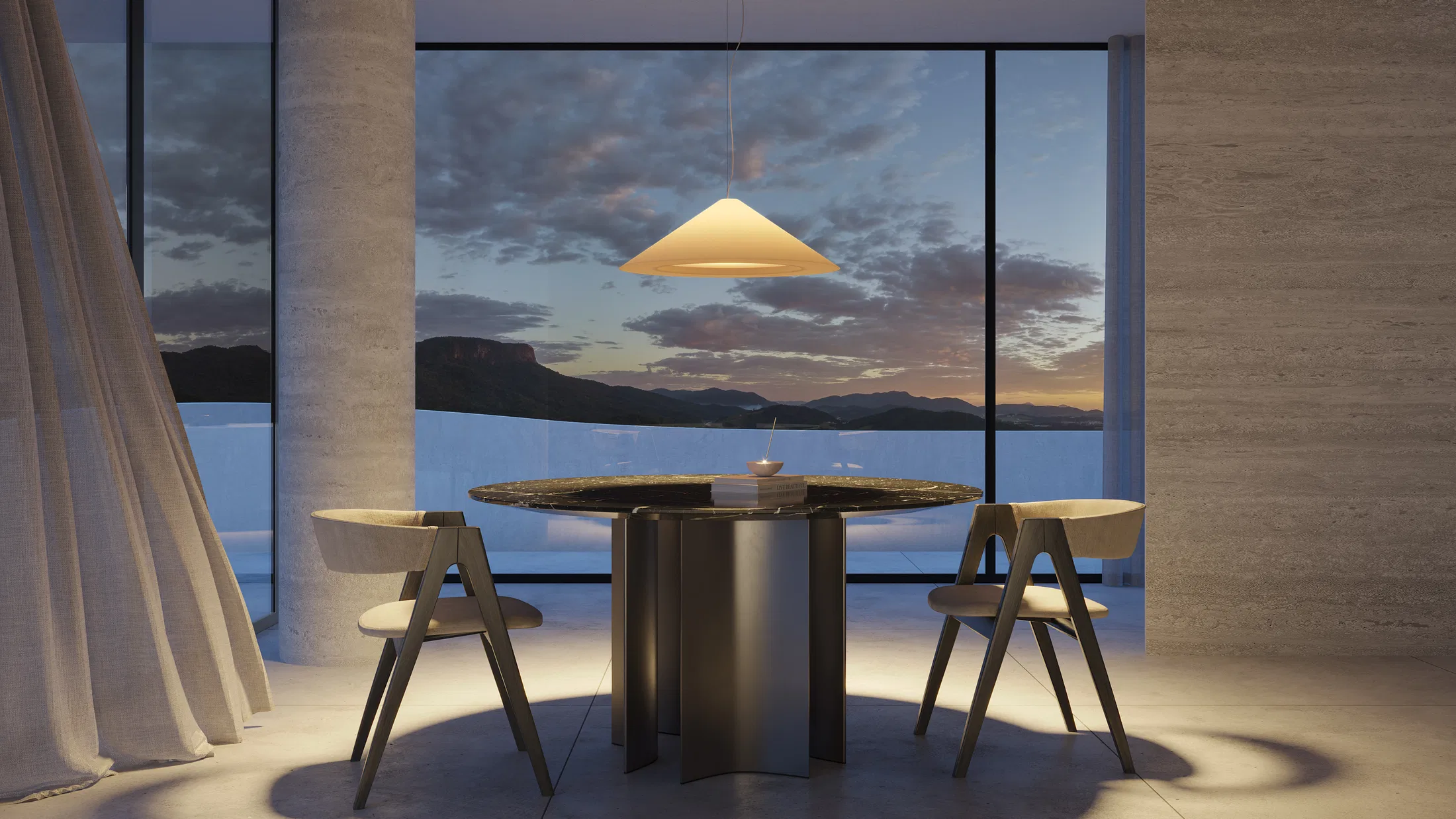 Pendente cônico largo iluminando mesa redonda de mármore com duas cadeiras de madeira, junto a envidraçamento com vista de montanhas