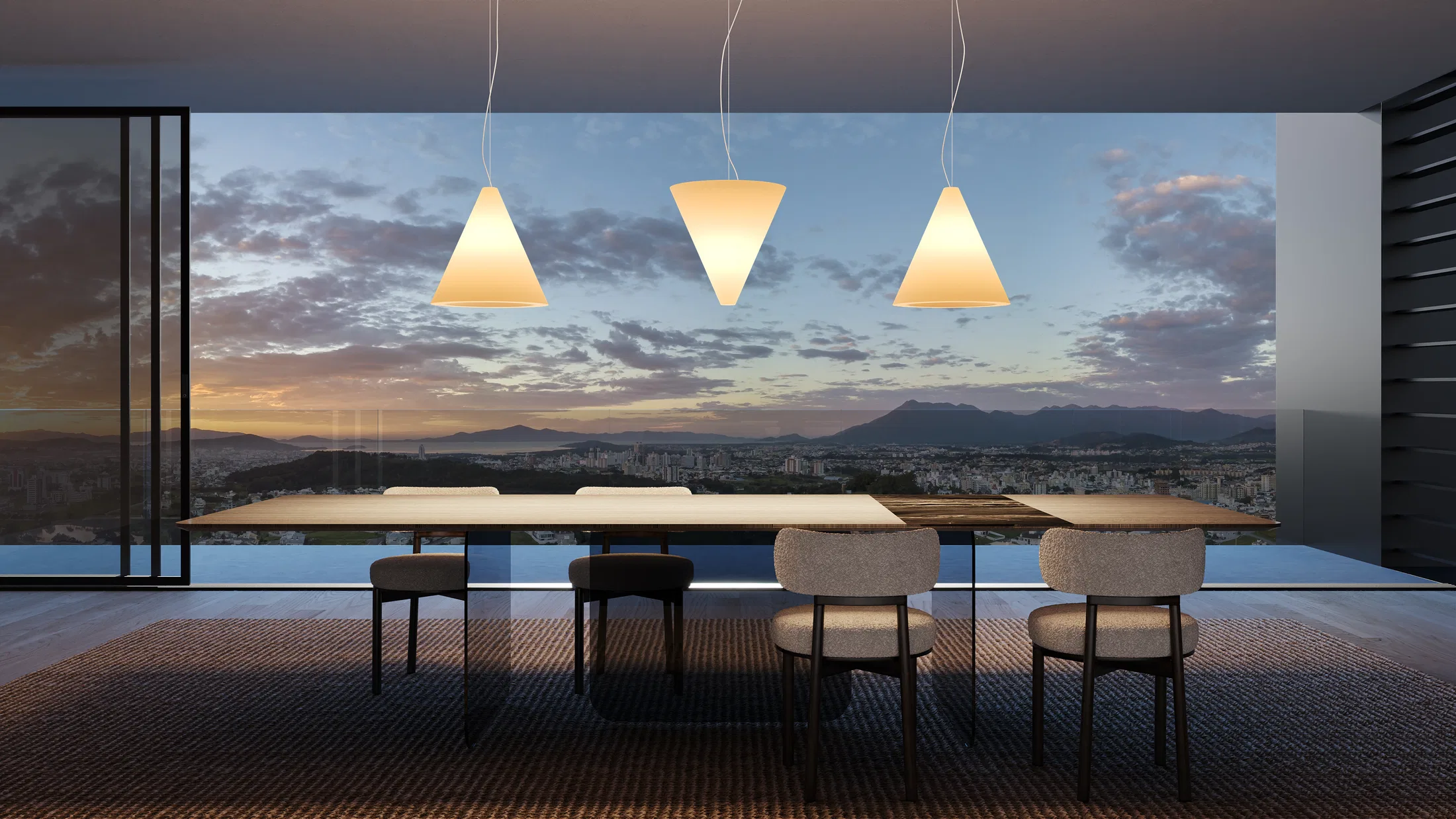 Três pendentes cônicos de vidro opalino acesos sobre mesa de jantar, diante de janela panorâmica com skyline ao entardecer