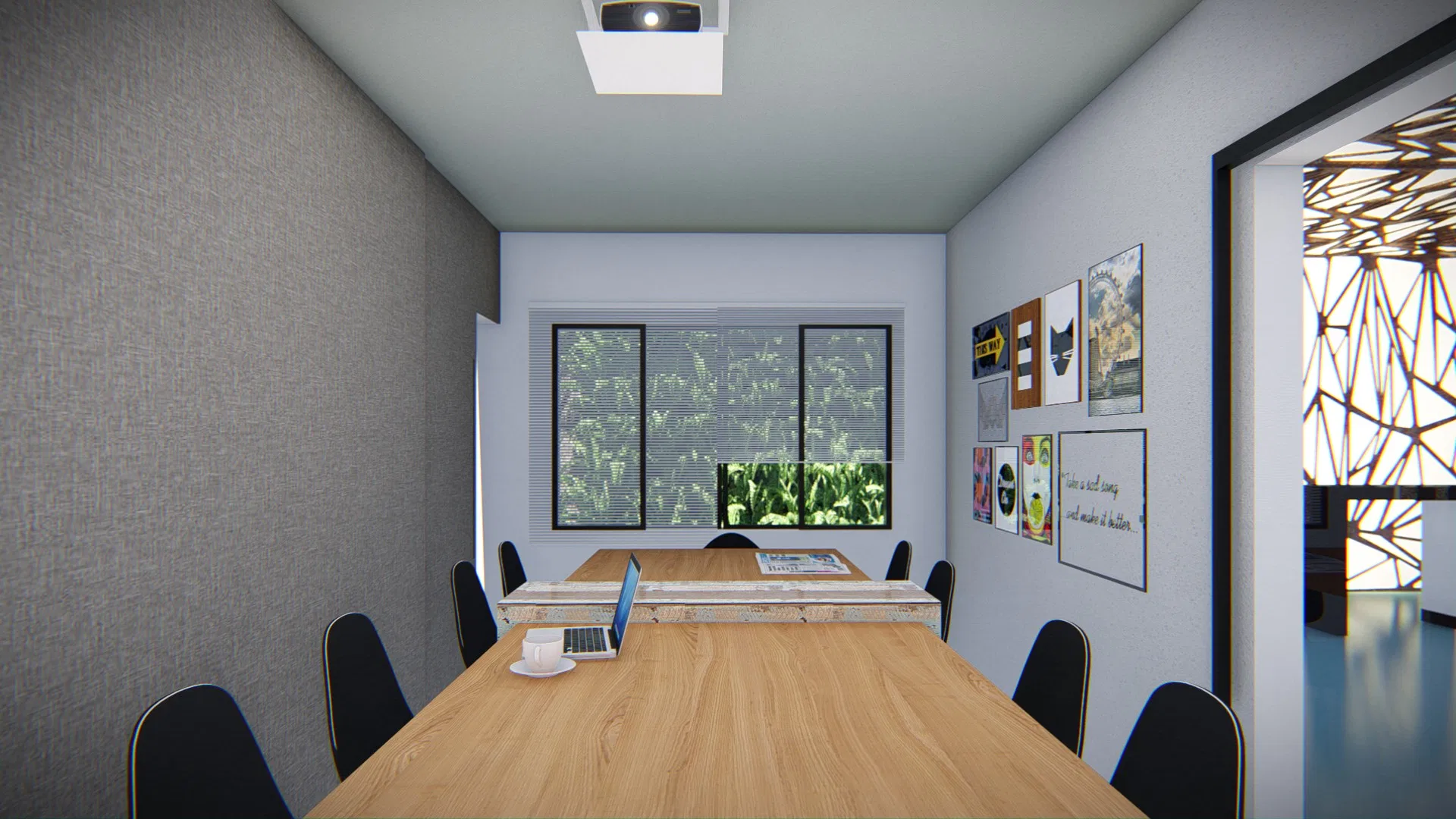 Sala de reunião menor com mesa de madeira, projetor de teto e janela voltada a um jardim vertical, ao lado de uma parede de pôsteres