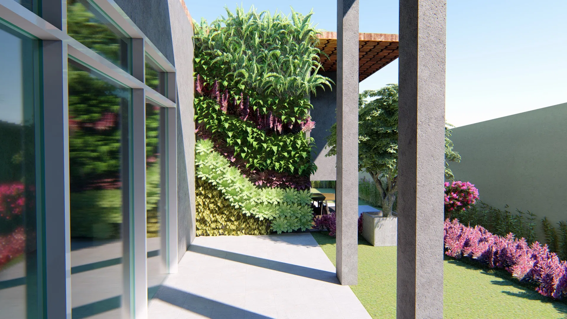 Pátio lateral com jardim vertical de folhagem densa e flores rosadas, colunas de concreto, pergolado e parede de vidro à esquerda