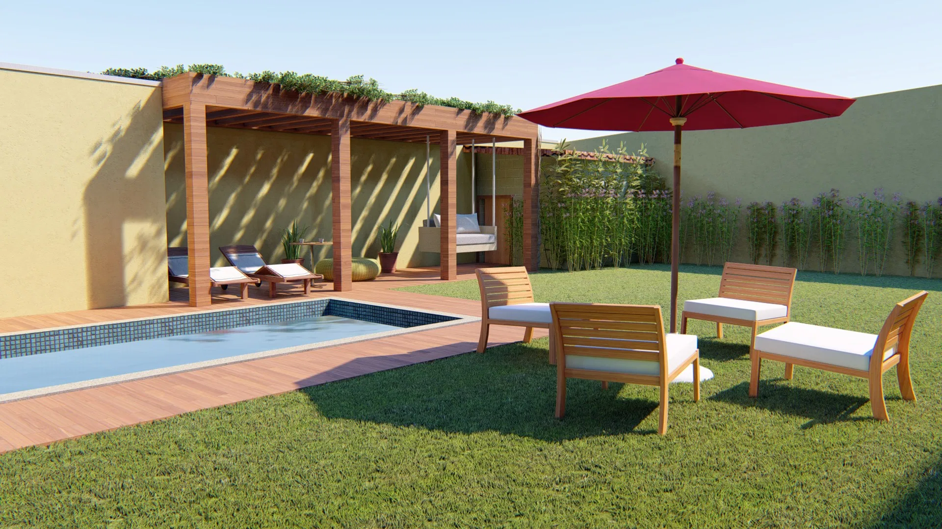 Área de piscina com deck de madeira, pergolado com trepadeiras, espreguiçadeiras, guarda-sol rosa e poltronas de madeira sobre o gramado diante de cerca de bambu
