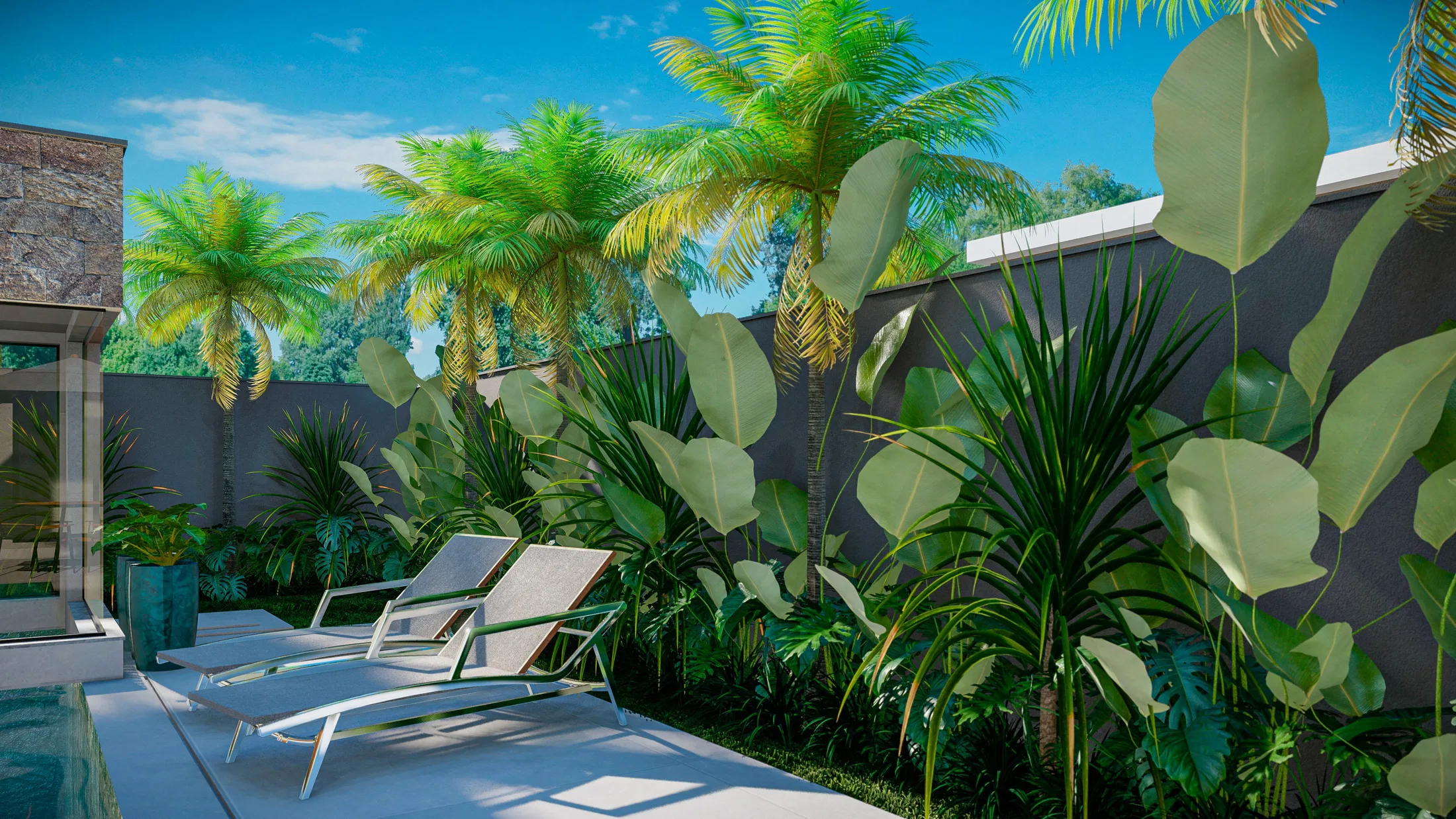 Terraço da piscina com espreguiçadeiras diante de agrupamento de palmeiras, dracenas e folhagens de folhas largas contra o muro escuro
