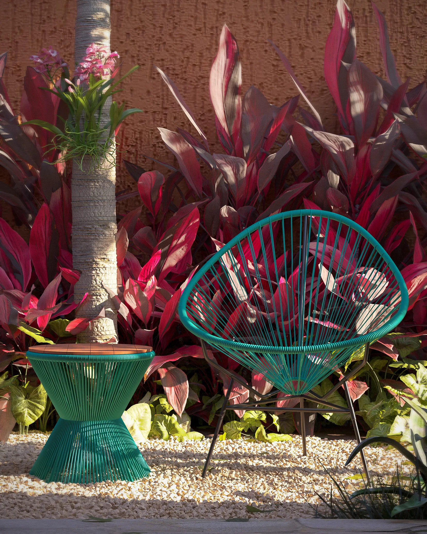 Detalhe de poltrona e mesa de apoio em fibra verde-água junto a tronco de palmeira com orquídea, entre folhagens vermelho-vinho