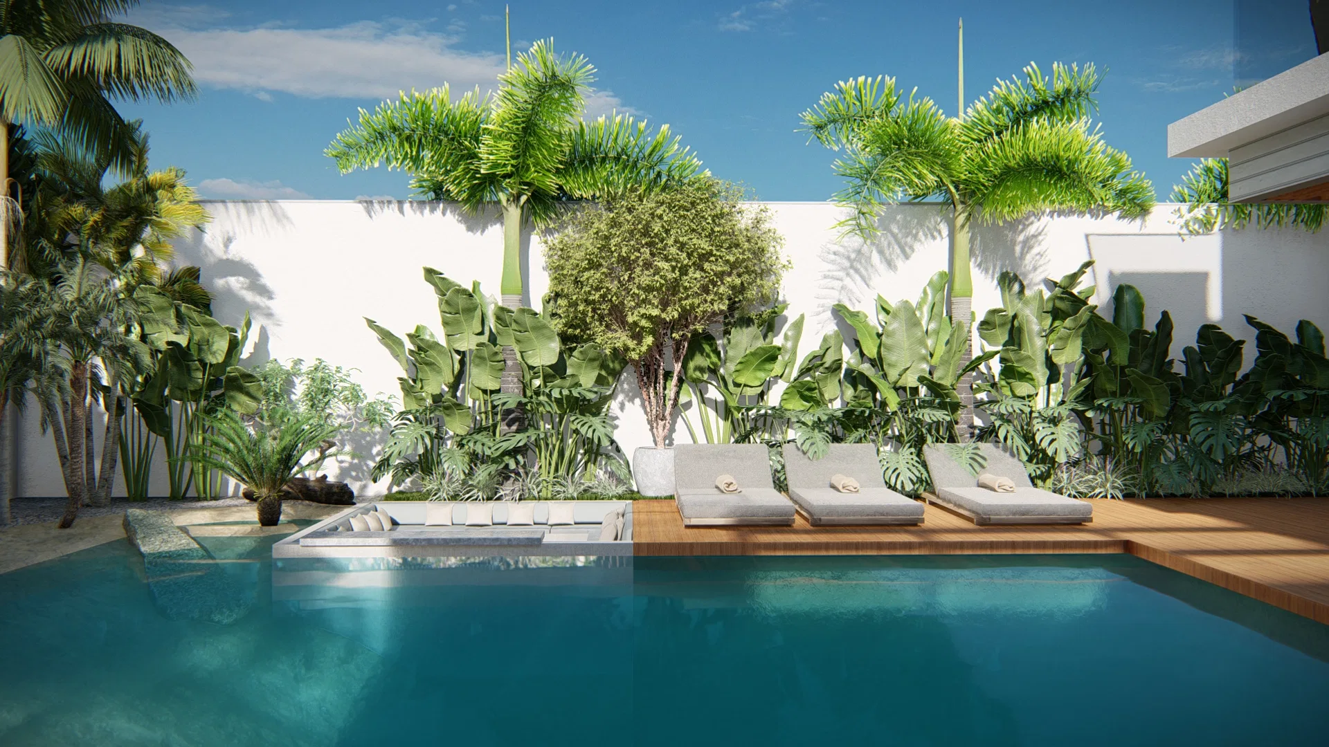 Deck de madeira com três espreguiçadeiras à beira da piscina e maciço tropical de palmeiras, arbusto topiado e folhas largas ao fundo