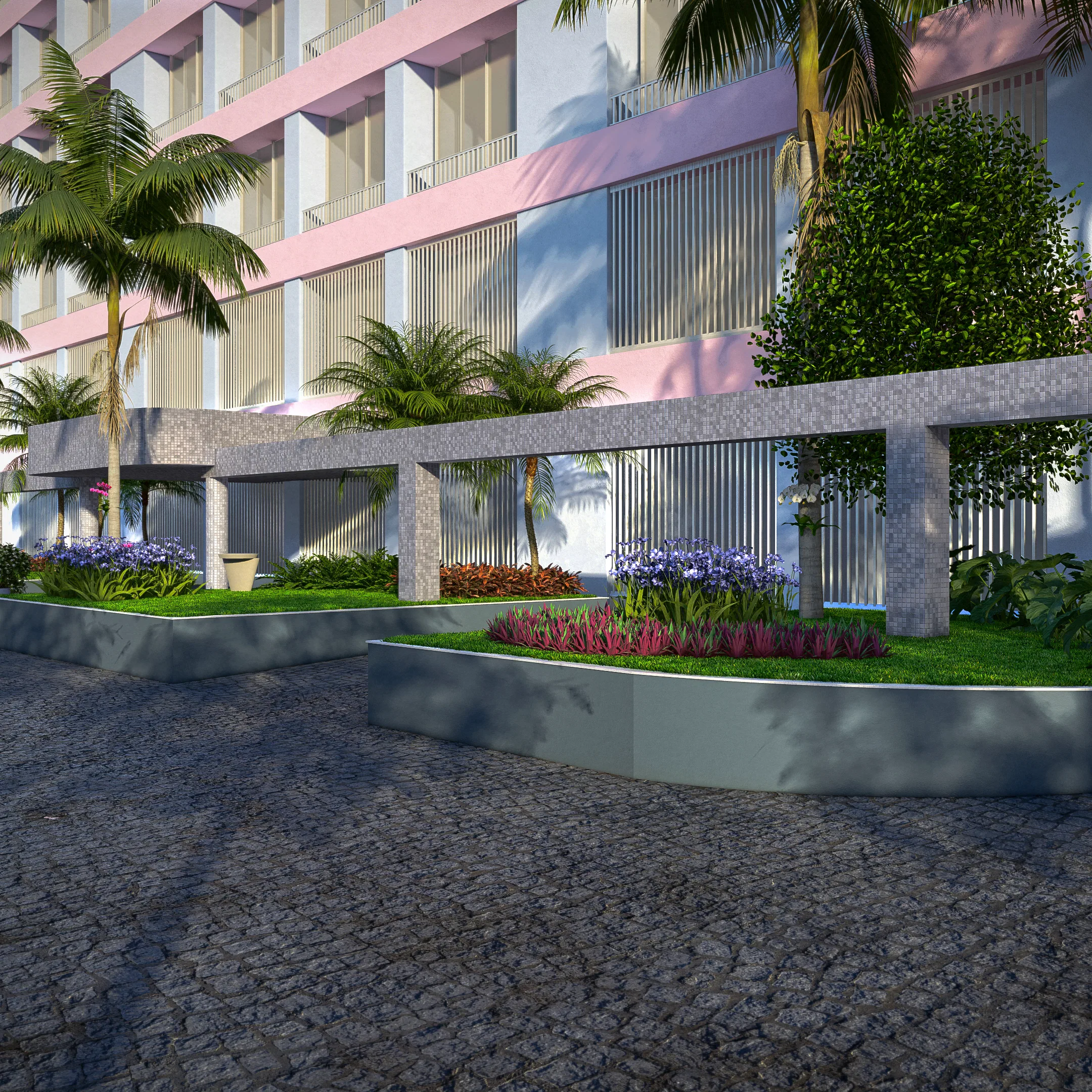 Jardineiras curvas ao pé da fachada rosa, com palmeiras, agapantos e folhagem vinho, sobre pátio de pedras iluminado pelo sol.