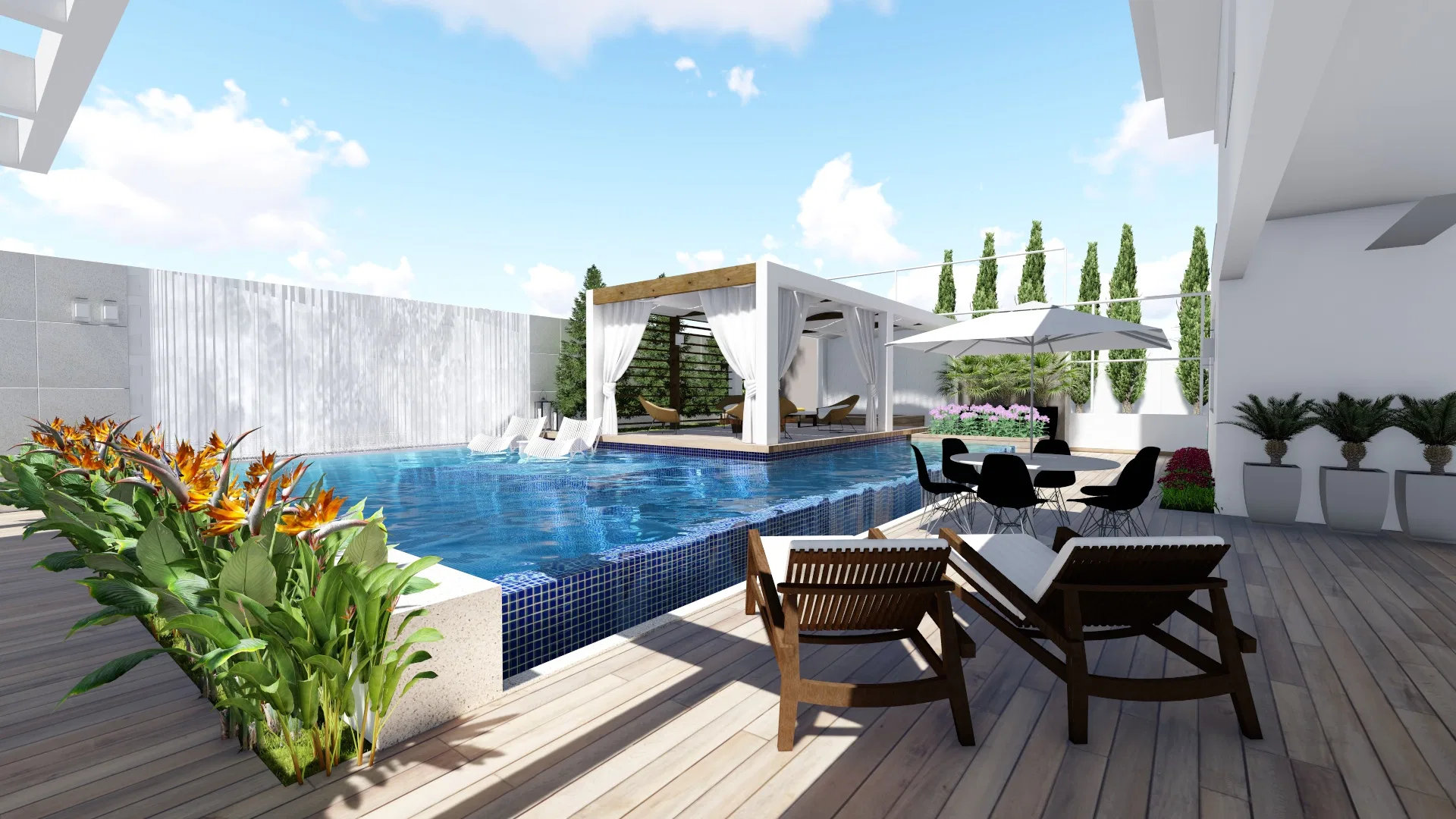 Área de piscina com deck de madeira, pergolado com cortinas brancas, espreguiçadeiras, mesa de refeições e flores tropicais alaranjadas em canteiro