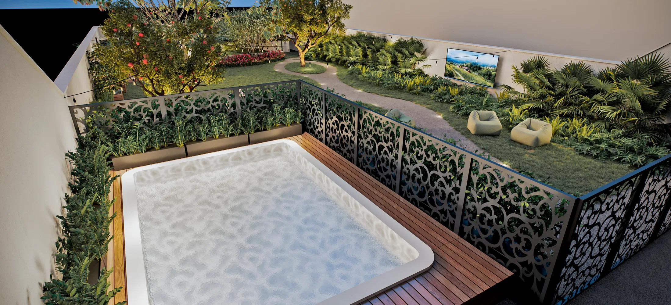 Spa sobre deque de madeira cercado por painéis vazados de desenho arabesco, com o gramado, as poltronas e os canteiros floridos ao fundo.