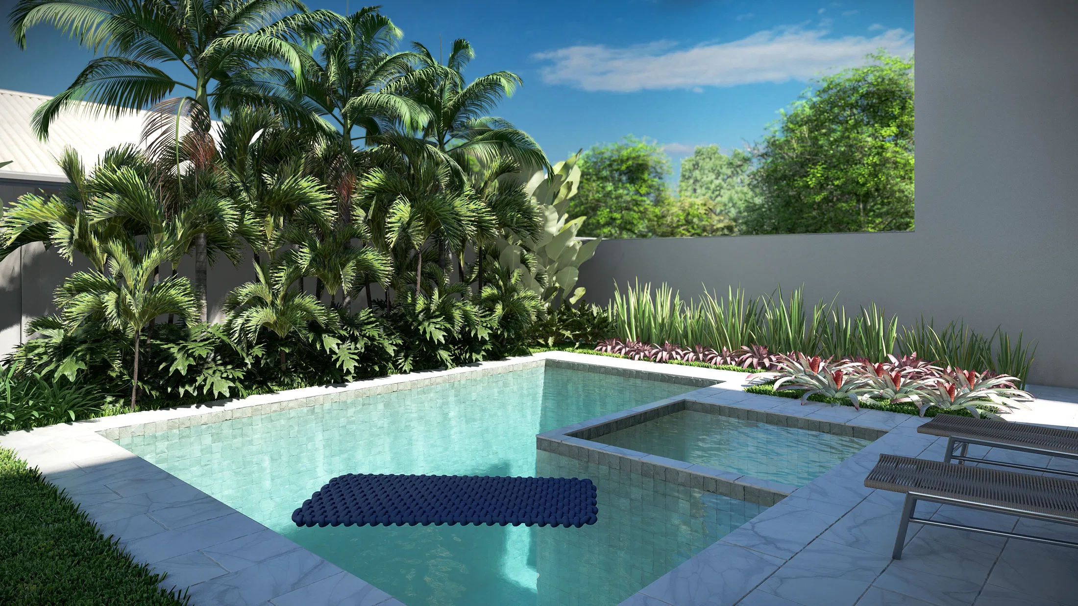 Piscina com spa integrado emoldurada por palmeiras e vegetação densa junto ao muro do quintal