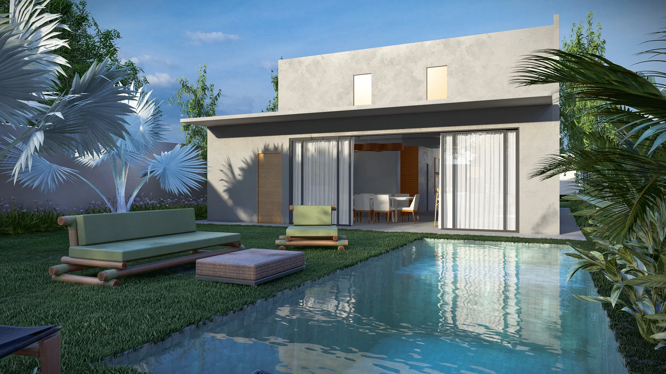 Quintal ao crepúsculo com fachada de vidro, daybed verde no gramado e piscina comprida margeada por vegetação tropical