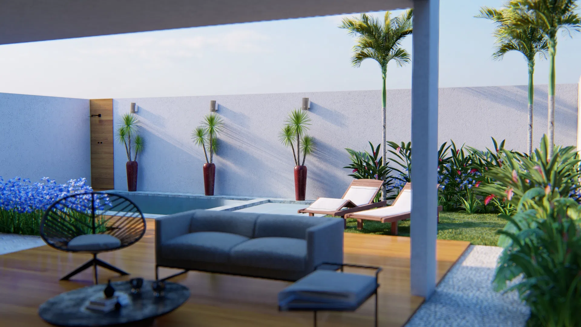 Área de estar externa integrada com sofá e poltrona sob pergolado de telha cerâmica, com vista para a piscina e o jardim de palmeiras