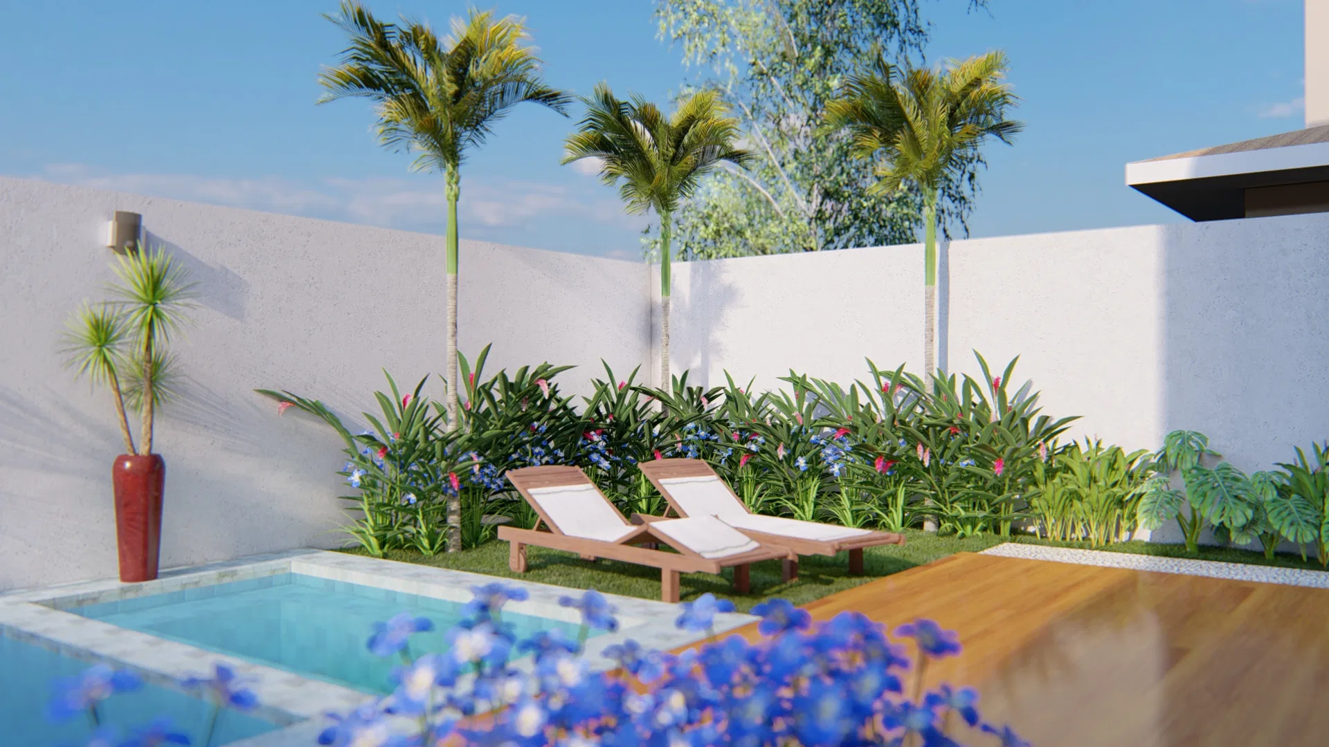 Piscina com deck em mármore, vasos vermelhos com palmeiras e pergolado de telha cerâmica ao fundo, protegida por guarda-corpo de vidro