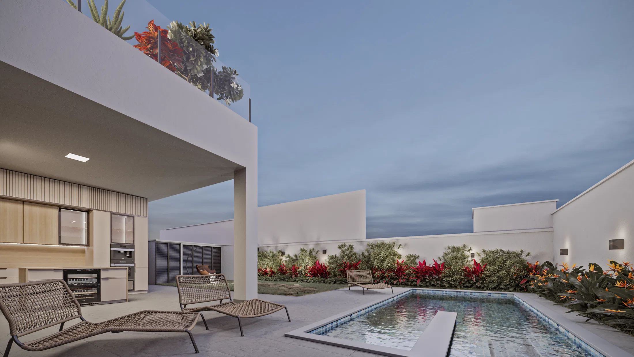 Vista de pátio coberto com copa de cozinha externa, espreguiçadeiras e piscina de fundos ao entardecer
