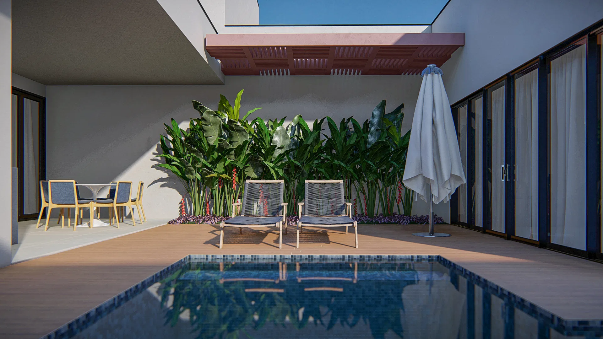 Pátio interno com piscina de pastilha azul, duas espreguiçadeiras, guarda-sol branco e conjunto de jantar diante de um maciço de folhagens tropicais.