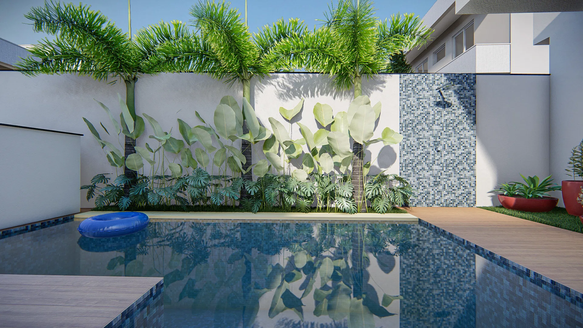 Piscina com borda de pastilha azul e painel de mosaico com ducha, muros brancos vestidos de folhagens e boia circular sobre a água.
