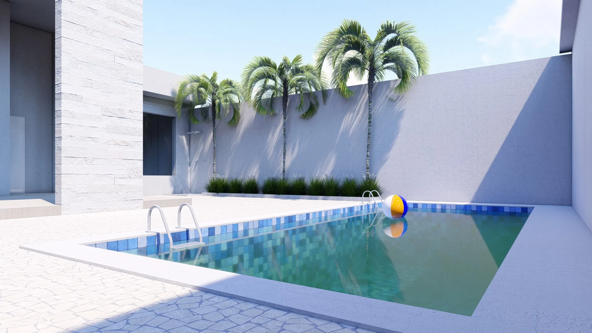 Piscina retangular revestida em pastilhas azuis com bola colorida flutuando, palmeiras alinhadas ao muro branco e chuveiro externo ao lado.