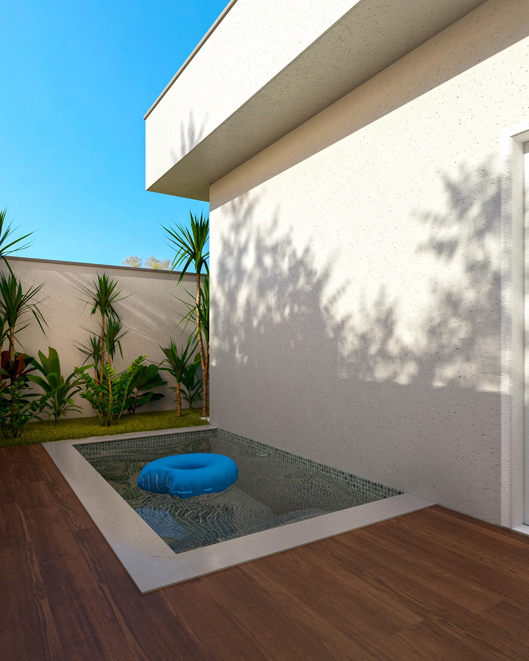 Piscina de alvenaria revestida em pastilhas junto ao muro, com boia inflável azul e deck de madeira ao redor