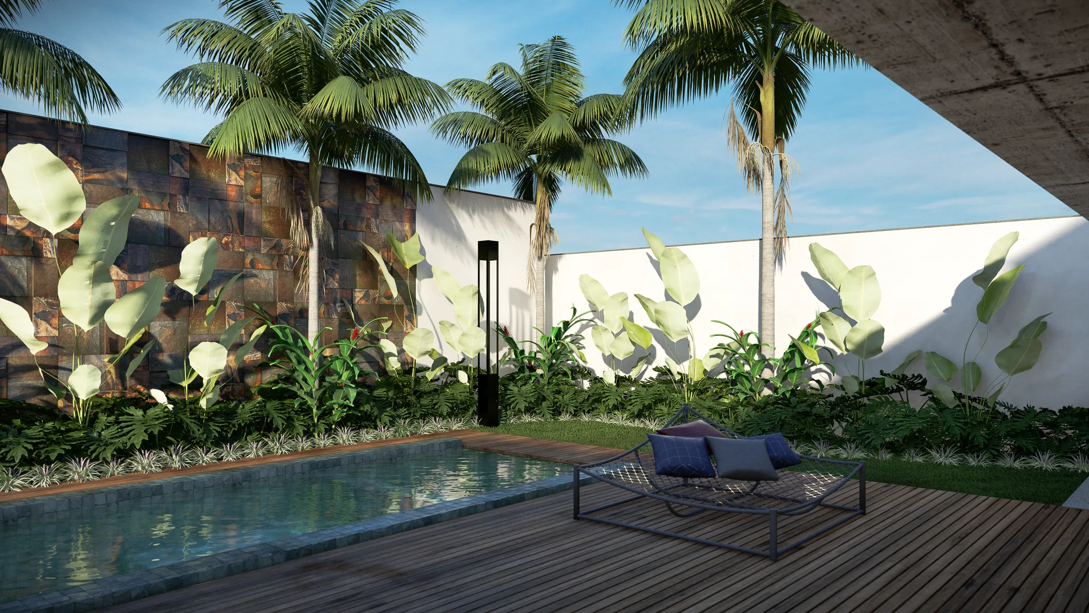 Deck de madeira com espreguiçadeira de casal e almofadas, muro de pedra decorativa, palmeiras e vegetação densa ao redor da piscina.