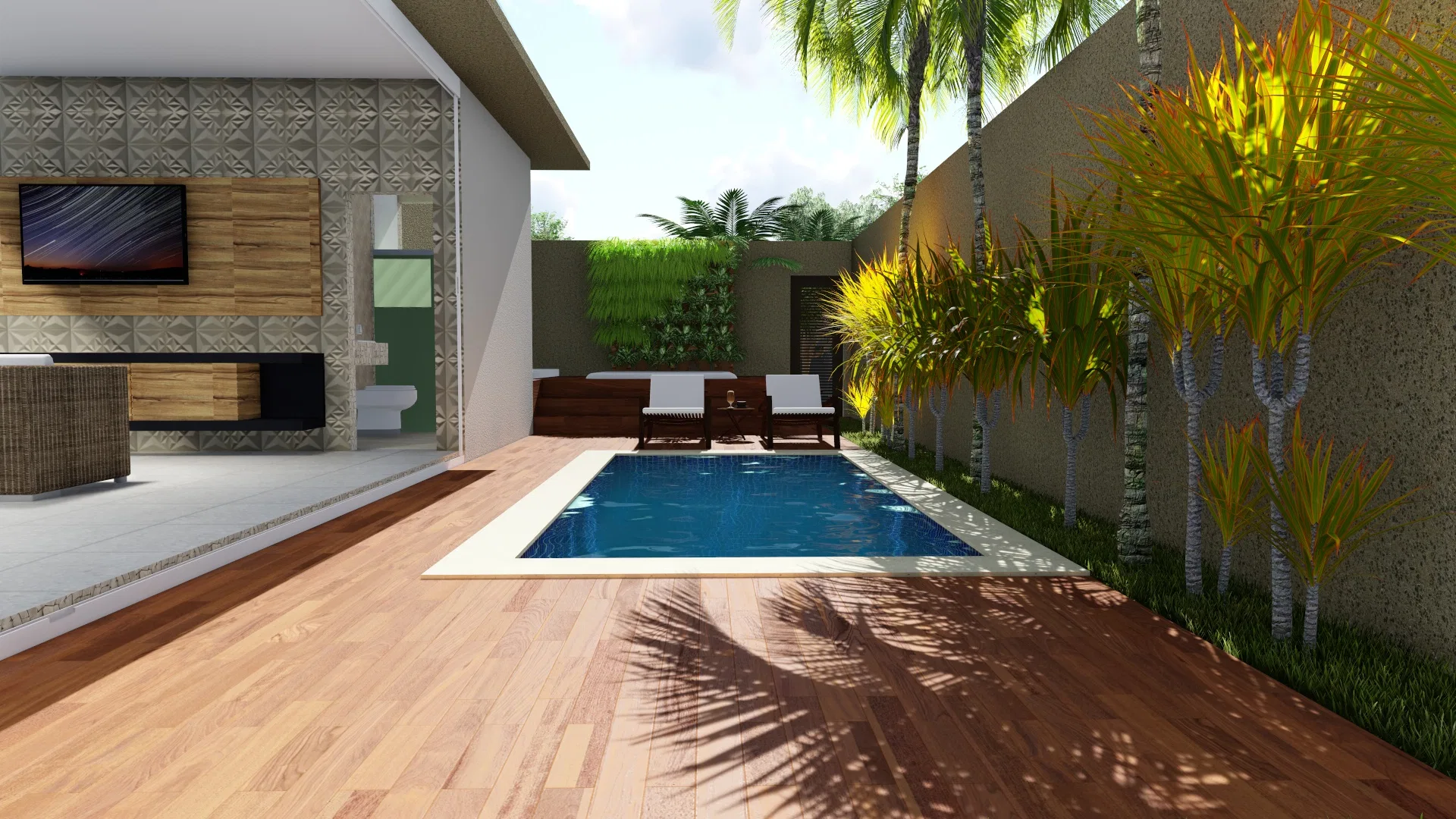 Área de piscina com deck de madeira, piscina retangular e espreguiçadeiras, palmeiras e crótons junto ao muro e espaço gourmet coberto com TV à esquerda