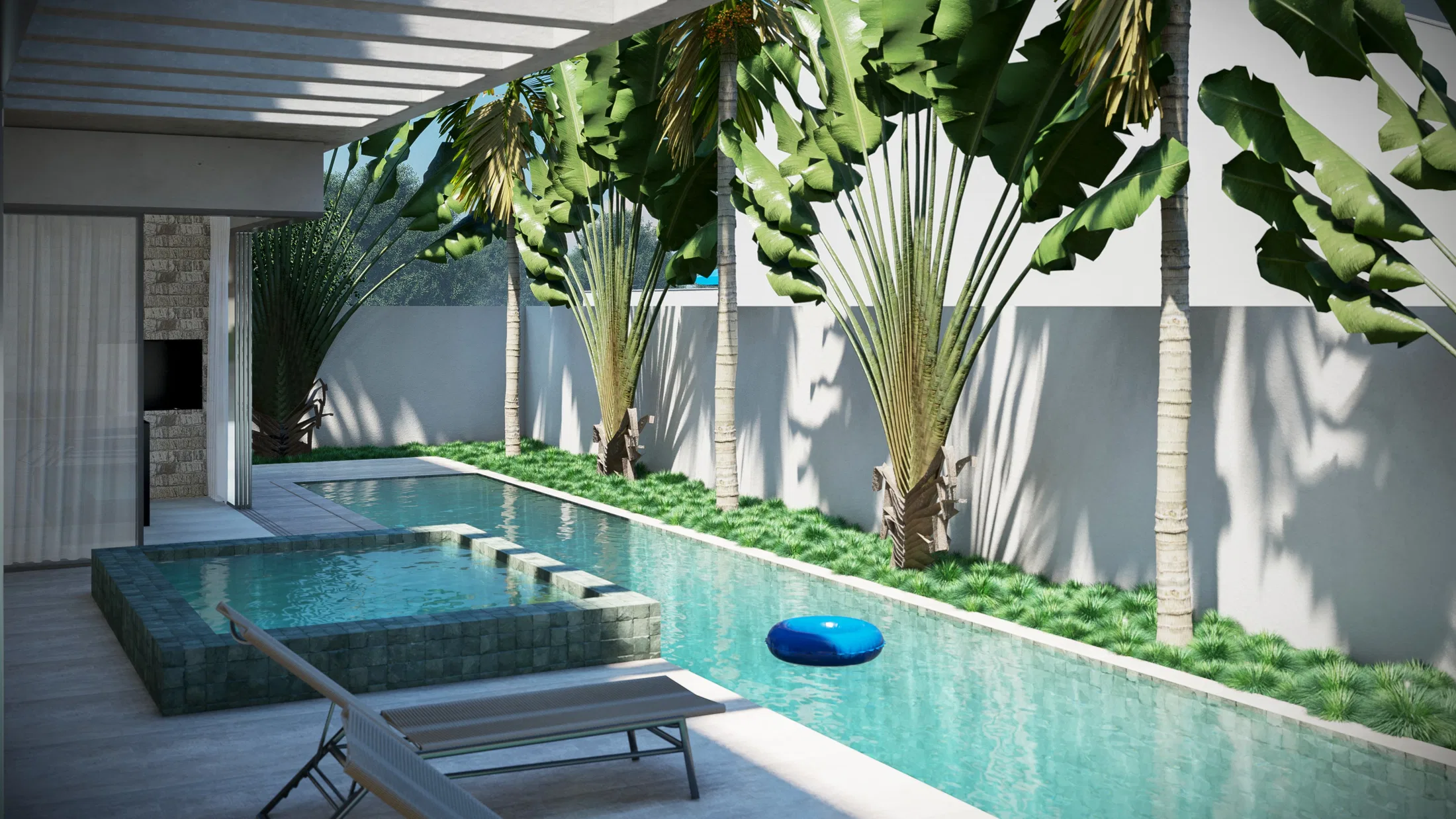 Quintal com piscina estreita revestida em pastilha verde sob pergolado, palmeiras-do-viajante junto ao muro branco e uma espreguiçadeira no deck