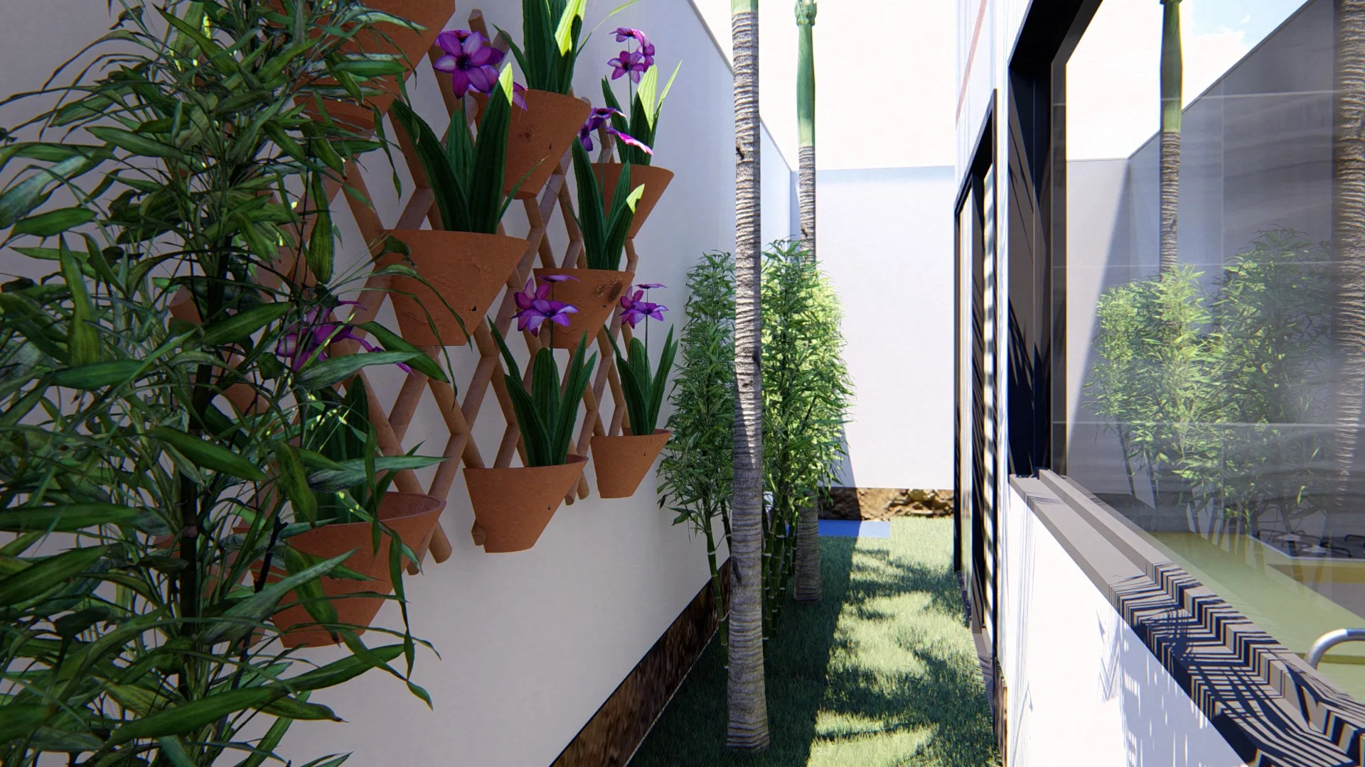 Corredor lateral com jardim vertical de vasos de barro em treliça, orquídeas roxas, bambus e palmeiras junto à parede branca