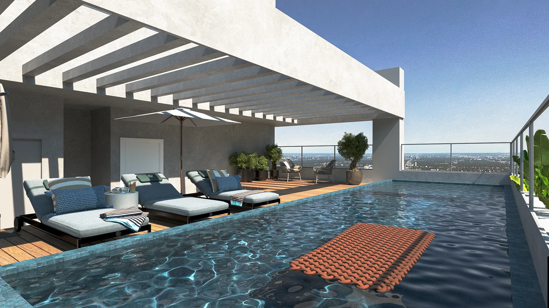 Área de lazer com piscina e deck de madeira sob pergolado, espreguiçadeiras e vista aberta para o horizonte