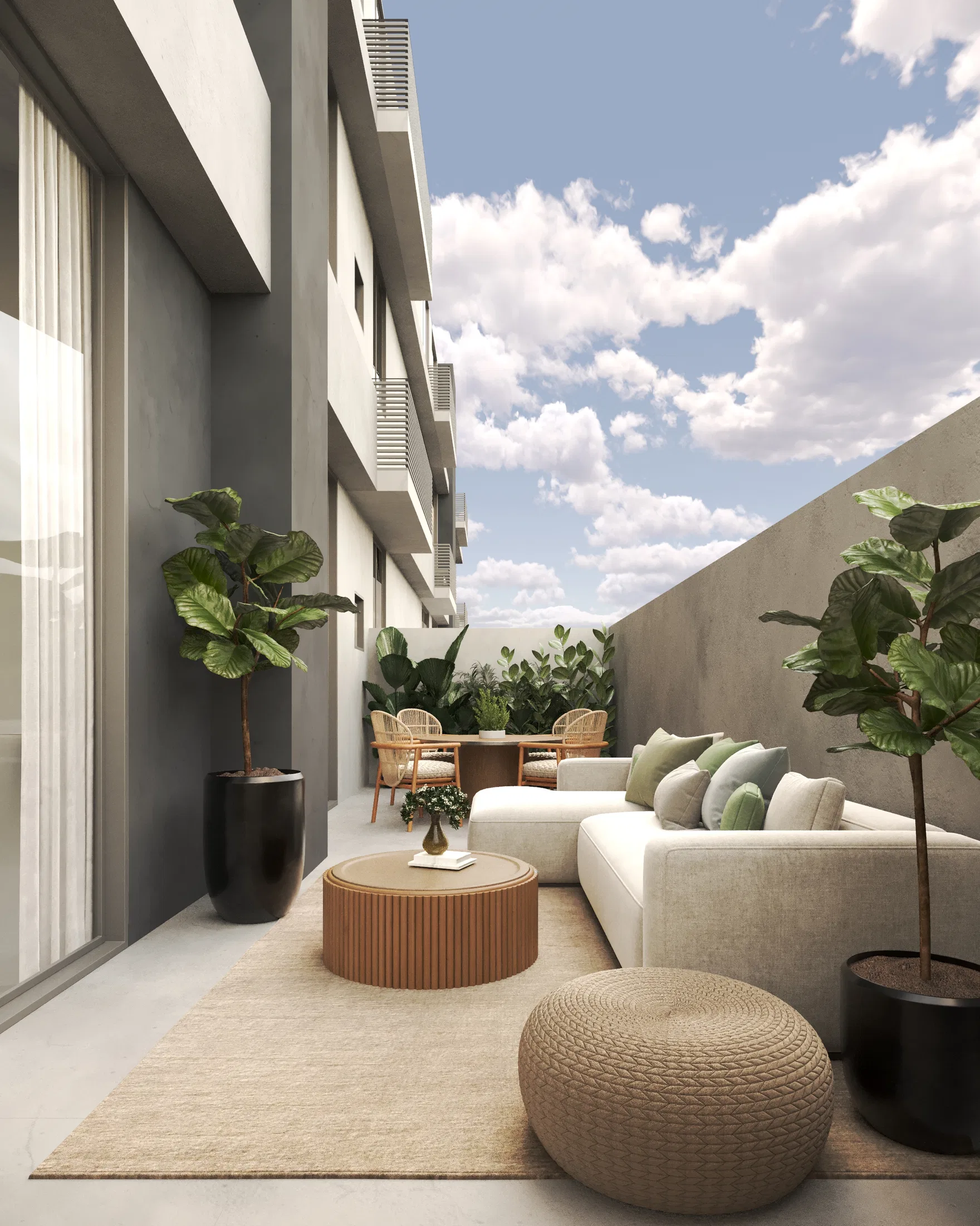 Terraço privativo com sofá em L branco, mesa de centro ripada, poltronas de fibra e jardineiras contra a fachada