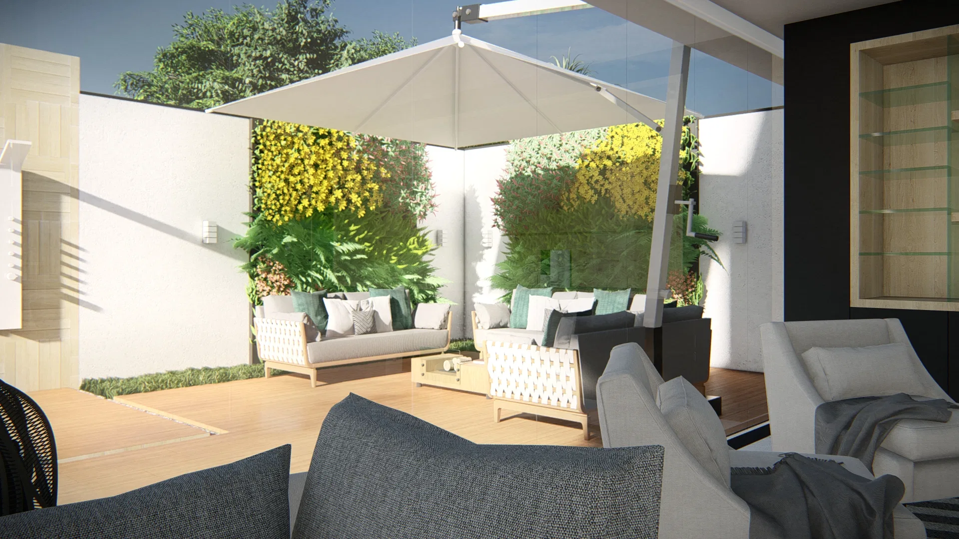 Estar externo coberto por guarda-sol grande, sofás brancos e poltronas estofadas junto a jardim vertical, com vista para ambiente interno de marcenaria escura