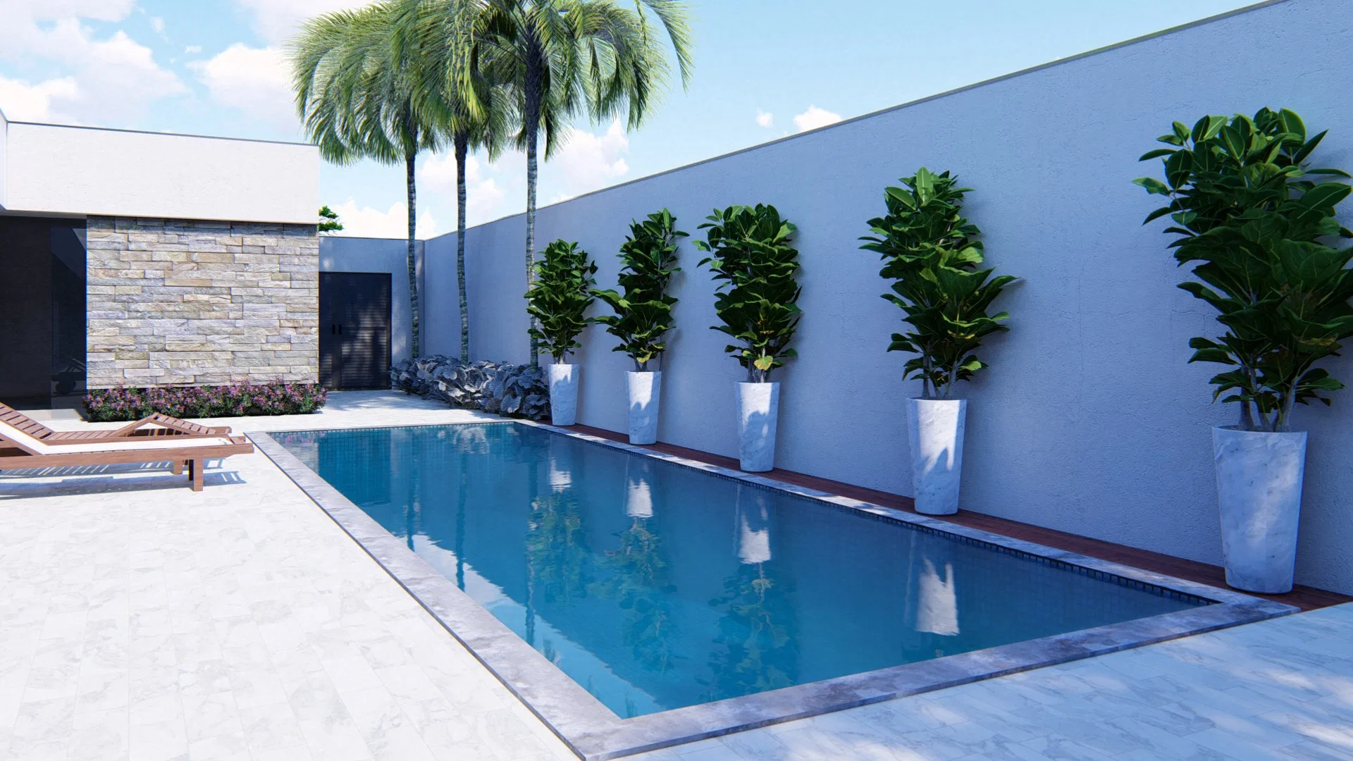 Piscina alongada com renque de jardineiras cônicas brancas e figueiras-lira encostadas no muro, espreguiçadeira e palmeiras ao fundo