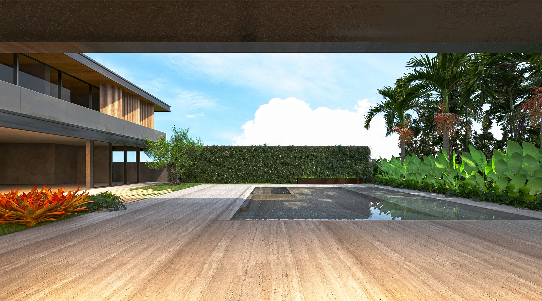 Piscina alongada vista sob a laje de um terraço, com muro de vegetação ao fundo, palmeiras à direita e a ala da casa à esquerda