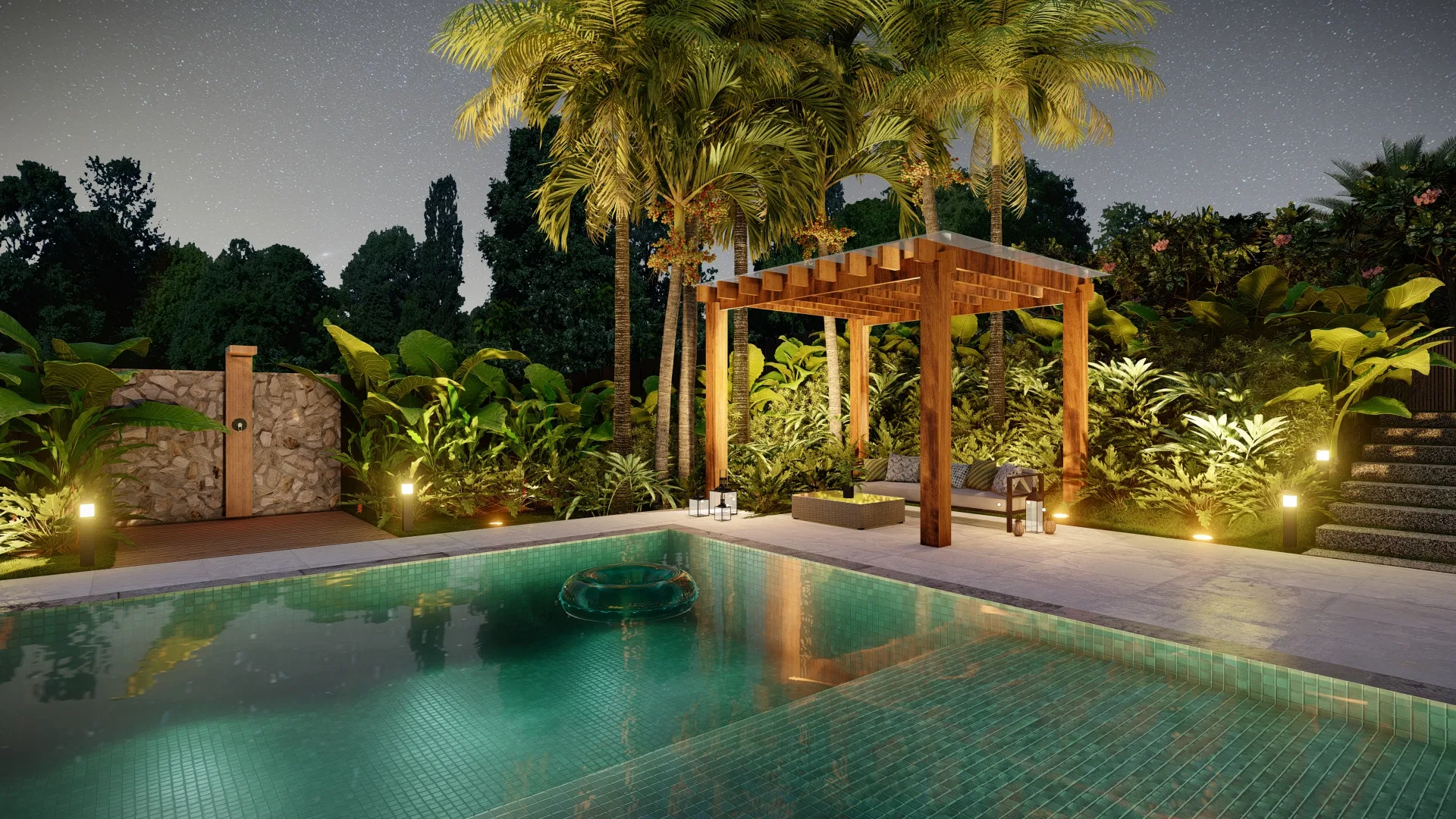 Piscina com pergolado de madeira e vegetação tropical ao redor, cantinho de estar coberto com almofadas e lanternas acesas à noite